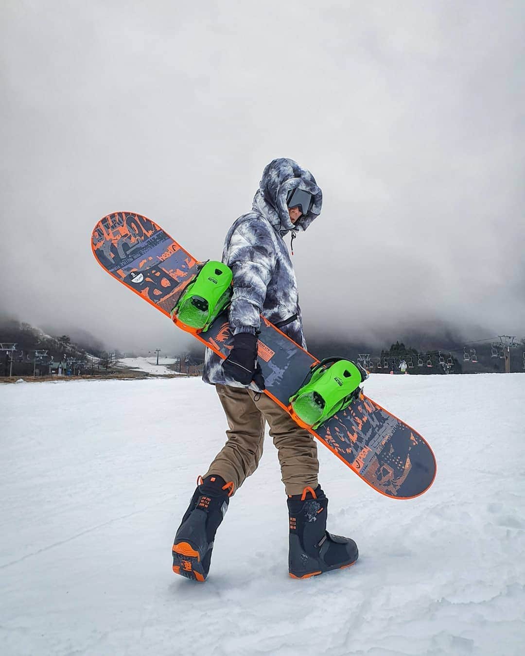 デスモンド・タンのインスタグラム：「First time snowboarding and I'm officialy hooked! Powder fever is real deal, I can't wait to hit the slopes again. 🏂  No cool videos this time round because I was busy trying not to fall most of the time. I promise some during my next trip. For now, just some 'act seh' photos 😜  #japan #hakuba」