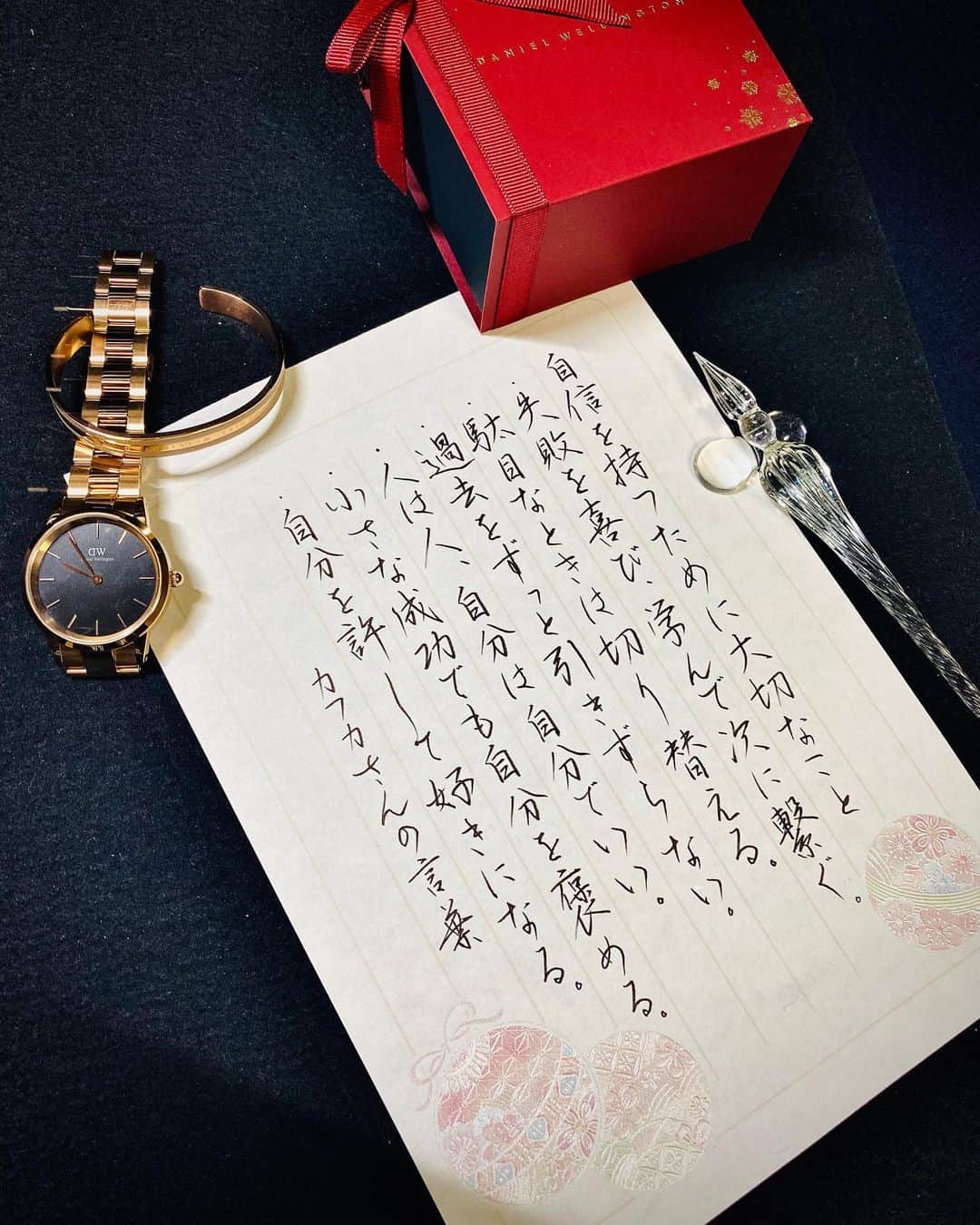 鈴木暁昇のインスタグラム：「* カフカさんの言葉　@kafuka022 * 自信を持つために大切なこと *失敗を喜び、学んで次に繋ぐ *駄目なときは切り替える *過去をずっと引きずらない *人は人、自分は自分でいい *小さな成功でも自分を褒める *自分を許して好きになる * NB社便線 * Important things to have confidence.  Rejoice in failure, learn and connect.  If not, switch.  Never drag the past.  People are people and you are yourself.  Praise yourself even for small successes.  Forgive yourself and like. * ◆ダニエルウェリントンDW◆ * ✨ダニエルウェリントン✨大切な方へのプレゼントに。ただ今ダニエルウェリントンホリデーキャンペーン開催中です。  2020/1/13までに、2点以上のご購入で20%OFF（全商品が対象！） ホリデー雰囲気満点の日本限定ギフトラッピングが登場しました。 * ＜1月13日まで2点の購入で20％OFF＞ ＜1月31日まで15%OFFクーポンコード併用可＞ * 15％OFFクーポンコード：suzuki（1/31まで有効、DW公式直営店舗とWEBショップにて使用可能です） * 公式サイトへは @danielwellington より簡単に飛べます。 * 【Daniel Wellington】 Simple ... and the presence of Daniel Wellington watches. Classic design can be worn from casual to formal without choosing the scene. * #ダニエルウェリントン#dw #danielwellington #書道 #DW #鈴木曉昇 #calligraphy #follow #筆文字 #カリグラフィー #artistic #ペン字 #beautiful #chinesecalligraphy #墨 #sumi #書法 #japan #手書き #美文字 #手書ツイート #japaneseculture #日本 #chineseculture」