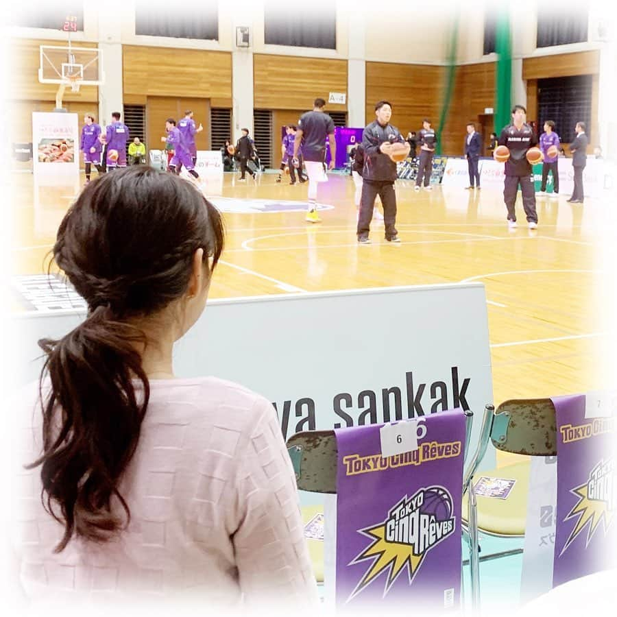 柴本愛沙さんのインスタグラム写真 - (柴本愛沙Instagram)「またまたバスケ観戦🏀  B.LEAGUE（B3) 東京サンレーヴス🆚アイシンAW @tokyocinqreves  やっぱり迫力あるね☆ 楽しかった！！ 今回も気づけば熱く応援してました。 プロのバスケ試合、応援も含めて華やかだし、 もっと、メジャーになればいいのにな。  そんなこと考えてたら、 会場に志保さん発見！！！(2枚目) けっこうバスケ女子多いかもしれない✨  私は運動が苦手なので、もっぱら観戦専門です☺︎ . #東京サンレーヴス #バスケ観戦 #バスケットボール観戦 #サンレーヴススマイル #サンレーヴス女子 #バスケ女子 #サンレーヴス #B3リーグ #basketball #バスケ #バスケットボール #ホームゲーム #B3 #スポーツ観戦 #スポーツ観戦好き #アイシンAW #熱い試合 #熱い応援 #はいあがれ #oneinTOKYO #tokyocinqreves #tokyocinqrêves #楽しかった #Bleague #bリーグ観戦」12月30日 19時13分 - aisa_shibamoto