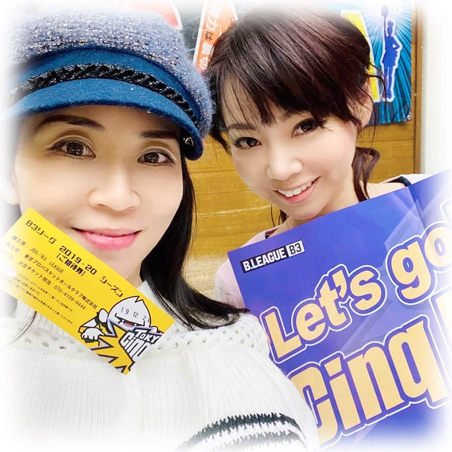 柴本愛沙さんのインスタグラム写真 - (柴本愛沙Instagram)「またまたバスケ観戦🏀  B.LEAGUE（B3) 東京サンレーヴス🆚アイシンAW @tokyocinqreves  やっぱり迫力あるね☆ 楽しかった！！ 今回も気づけば熱く応援してました。 プロのバスケ試合、応援も含めて華やかだし、 もっと、メジャーになればいいのにな。  そんなこと考えてたら、 会場に志保さん発見！！！(2枚目) けっこうバスケ女子多いかもしれない✨  私は運動が苦手なので、もっぱら観戦専門です☺︎ . #東京サンレーヴス #バスケ観戦 #バスケットボール観戦 #サンレーヴススマイル #サンレーヴス女子 #バスケ女子 #サンレーヴス #B3リーグ #basketball #バスケ #バスケットボール #ホームゲーム #B3 #スポーツ観戦 #スポーツ観戦好き #アイシンAW #熱い試合 #熱い応援 #はいあがれ #oneinTOKYO #tokyocinqreves #tokyocinqrêves #楽しかった #Bleague #bリーグ観戦」12月30日 19時13分 - aisa_shibamoto