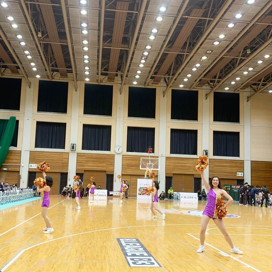 柴本愛沙さんのインスタグラム写真 - (柴本愛沙Instagram)「またまたバスケ観戦🏀  B.LEAGUE（B3) 東京サンレーヴス🆚アイシンAW @tokyocinqreves  やっぱり迫力あるね☆ 楽しかった！！ 今回も気づけば熱く応援してました。 プロのバスケ試合、応援も含めて華やかだし、 もっと、メジャーになればいいのにな。  そんなこと考えてたら、 会場に志保さん発見！！！(2枚目) けっこうバスケ女子多いかもしれない✨  私は運動が苦手なので、もっぱら観戦専門です☺︎ . #東京サンレーヴス #バスケ観戦 #バスケットボール観戦 #サンレーヴススマイル #サンレーヴス女子 #バスケ女子 #サンレーヴス #B3リーグ #basketball #バスケ #バスケットボール #ホームゲーム #B3 #スポーツ観戦 #スポーツ観戦好き #アイシンAW #熱い試合 #熱い応援 #はいあがれ #oneinTOKYO #tokyocinqreves #tokyocinqrêves #楽しかった #Bleague #bリーグ観戦」12月30日 19時13分 - aisa_shibamoto