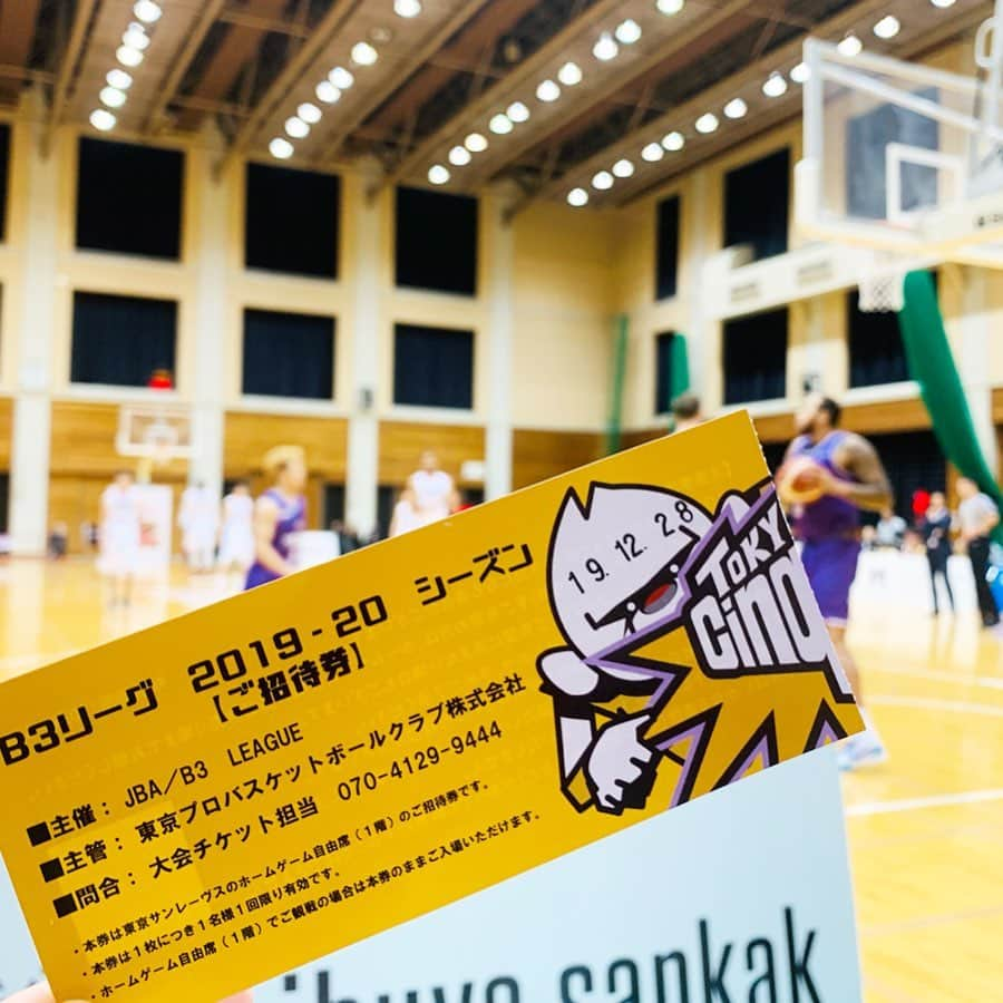 柴本愛沙さんのインスタグラム写真 - (柴本愛沙Instagram)「またまたバスケ観戦🏀  B.LEAGUE（B3) 東京サンレーヴス🆚アイシンAW @tokyocinqreves  やっぱり迫力あるね☆ 楽しかった！！ 今回も気づけば熱く応援してました。 プロのバスケ試合、応援も含めて華やかだし、 もっと、メジャーになればいいのにな。  そんなこと考えてたら、 会場に志保さん発見！！！(2枚目) けっこうバスケ女子多いかもしれない✨  私は運動が苦手なので、もっぱら観戦専門です☺︎ . #東京サンレーヴス #バスケ観戦 #バスケットボール観戦 #サンレーヴススマイル #サンレーヴス女子 #バスケ女子 #サンレーヴス #B3リーグ #basketball #バスケ #バスケットボール #ホームゲーム #B3 #スポーツ観戦 #スポーツ観戦好き #アイシンAW #熱い試合 #熱い応援 #はいあがれ #oneinTOKYO #tokyocinqreves #tokyocinqrêves #楽しかった #Bleague #bリーグ観戦」12月30日 19時13分 - aisa_shibamoto