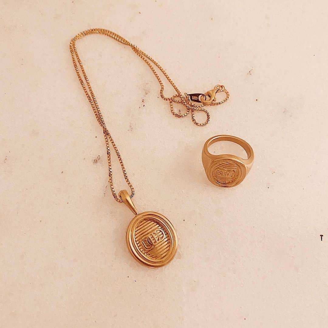 のインスタグラム：「@unchained.jp 🎖せーな　おめでとうっ✨大切にするね✨ お気に入りアクセサリーに仲間入り👌🏼 @seina4444  #unchained」