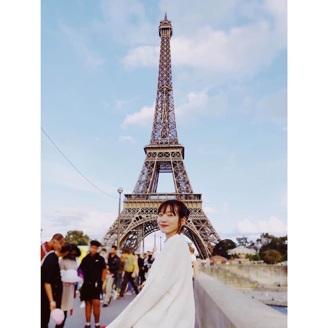 岡本夏美さんのインスタグラム写真 - (岡本夏美Instagram)「向こうのお兄さんに 写真撮ってもらったり笑 #岡本パリの旅」12月30日 19時31分 - okamoto_natsumi