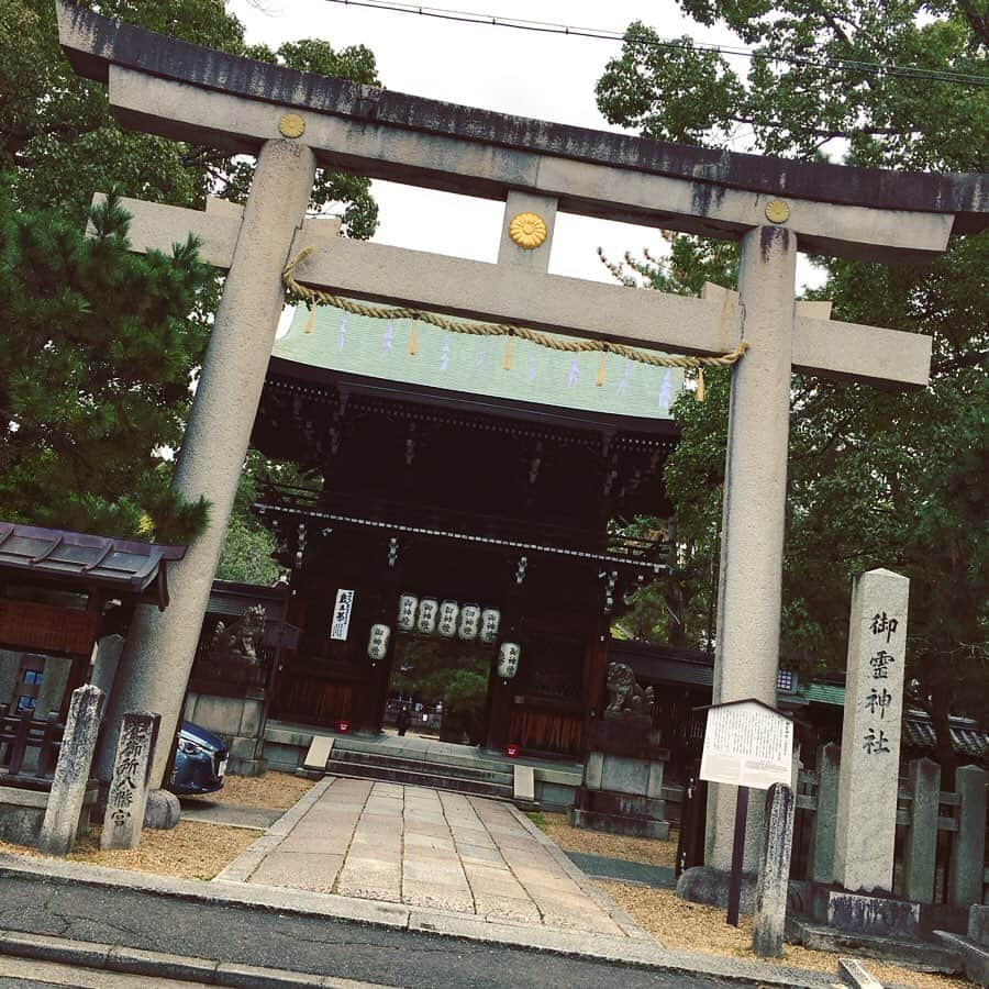 今村沙緒里のインスタグラム：「御霊神社。 KYOTO GRAPHIEオフィスのそば。 自然。ふしぎな空気。 気持ちが、澄んでいく。 すごく気に入ってしまいました☺︎ 大掃除、無事に終わり⛄️ ・ "Goryo" shrire in Kyoto. Very beautiful and clean mind！ ・ #kyoto #shrine #mind #relax #love #京都 #御霊神社 #自然 #また来たい」