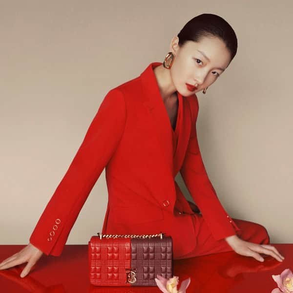 Vogue Taiwan Officialさんのインスタグラム写真 - (Vogue Taiwan OfficialInstagram)「#VogueFashionNow﻿ ﻿ @burberry 發表2020農曆新年形象廣告，在這支廣告中最突出的亮點為以鮮紅色妝點的系列商品，有著精緻剪裁與運動風的單品。﻿ ﻿ Burberry 代表性的Lola 包亦推出全新款式，正紅色與酒紅色拼接在一起，不同角度看都有獨特感、配上金色鏈帶閃耀度更佳搶眼！﻿ ﻿ #burberry #2020cny #周冬雨 ﻿#ThomasBurberry ﻿ 🖊#sandyis3d」12月30日 19時27分 - voguetaiwan