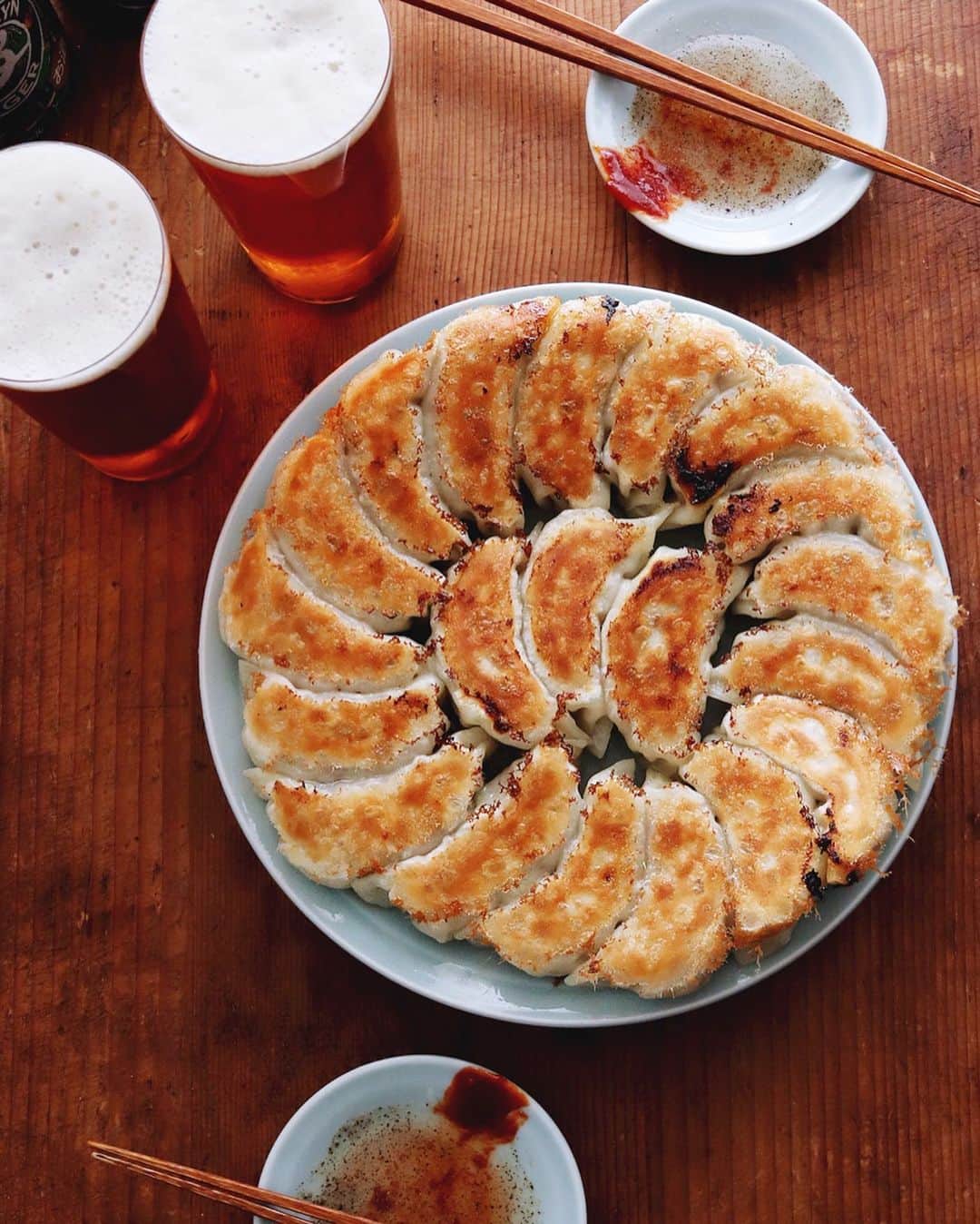 樋口正樹さんのインスタグラム写真 - (樋口正樹Instagram)「Gyoza 🥟 . 今夜は餃子＆ビール。 餡は豚、白菜、春菊、 割合は野菜７、肉３。 好みの焼き上がりで 今年の餃子納め完了🍻 . . #gyoza #餃ビー #餃子 #2019年の私に贈る乾杯 #frieddumplings」12月30日 19時28分 - higuccini
