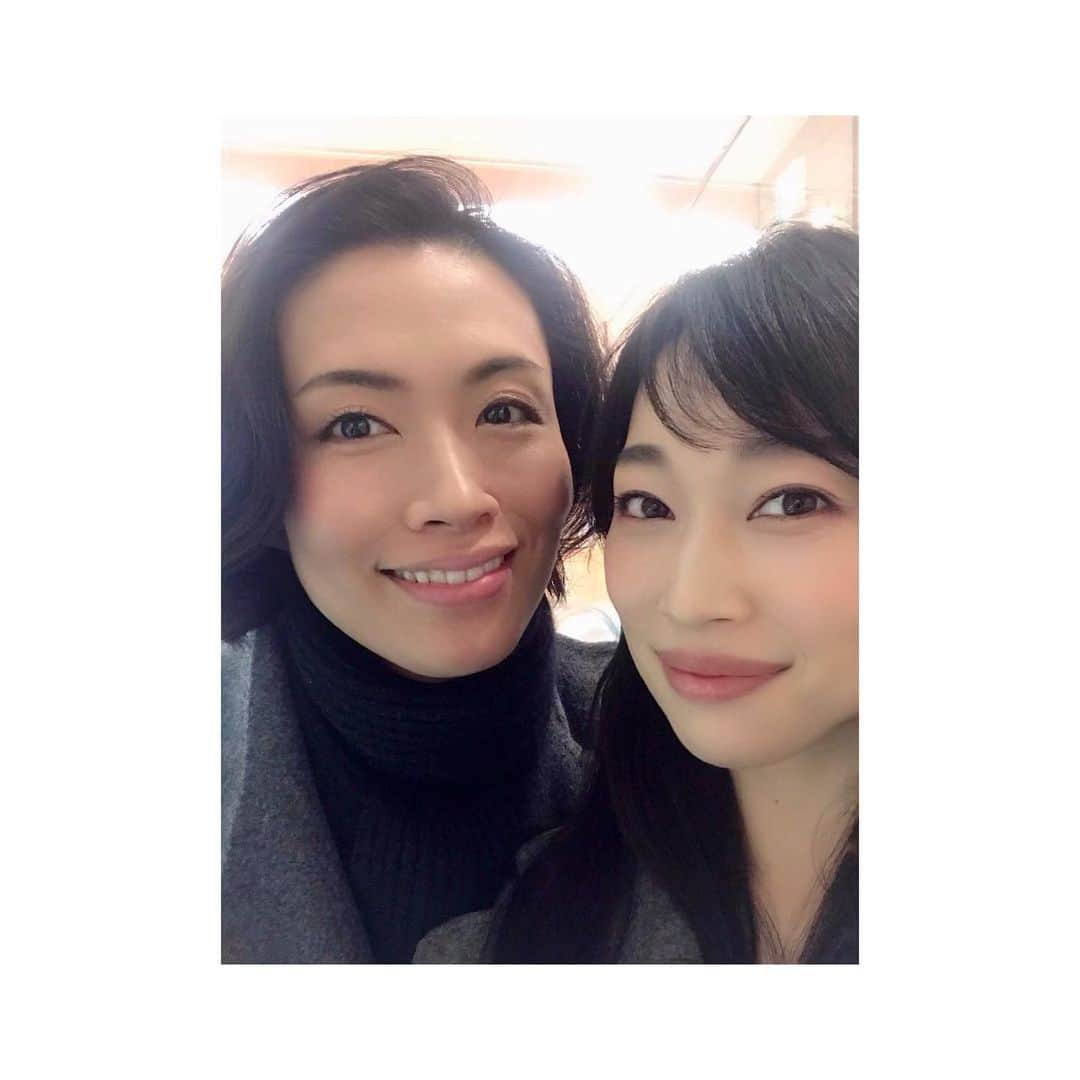 海隼人（有馬佐織）さんのインスタグラム写真 - (海隼人（有馬佐織）Instagram)「今年最後に隙間時間でランチ‼️ ダディーー✨🐥✨ いつも色んな人と会った時に写メ 撮ろ〜ってゆる〜いスタンスで思ってはいるけど、喋り過ぎてよく忘れてしまう😛 今回は別れ際、エスカレーターに乗ってる時に思い出してエスカレーターでギリギリ記念撮影📸w 背景全然分かんないドアップ🤣w あーー楽しかった😚✨ ・ ・ #今年ラスト#lunch#2019 #しめくくりにふさわしい  #のんびり時間#和み #まったりのほほん  #ガレット#galette #ブラウンシュガークレープ #brownsugarcrepe #十輝いりす  さん#ダディ#😆 #今年もありがとうございました #自撮りへたっぴ #めんご#w #happy#smile  #宝塚og#元宝塚 #海隼人」12月30日 19時28分 - saorimahalo