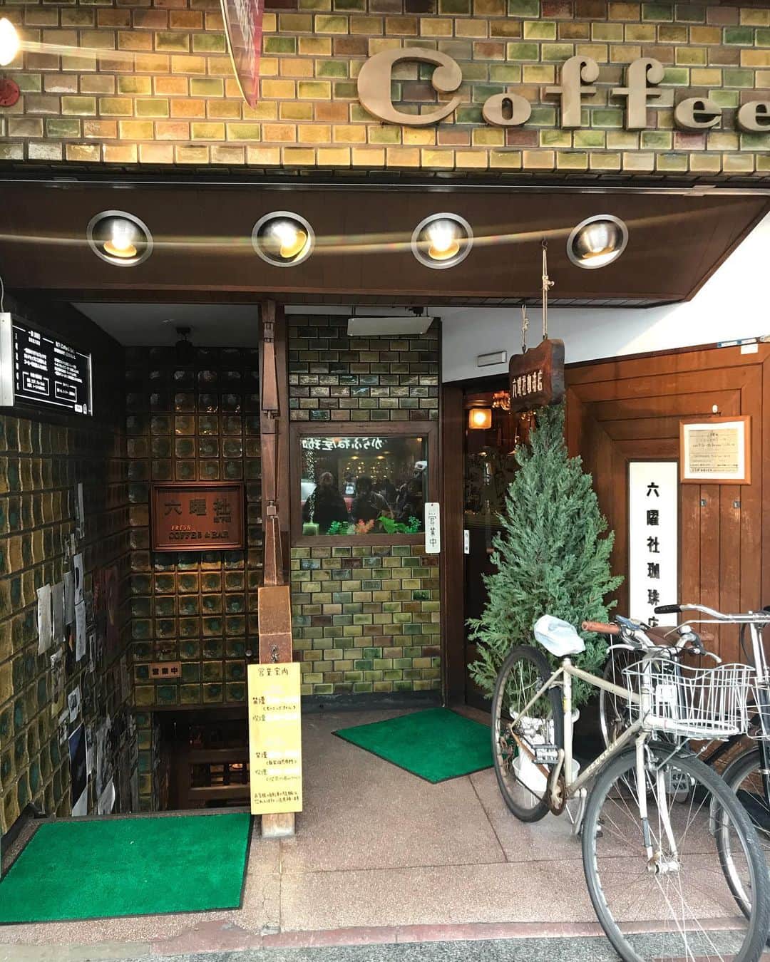 goodcoffeemeさんのインスタグラム写真 - (goodcoffeemeInstagram)「Standing with Kunpei Okuno at the legendary Rokuyosha in Kyoto! @vja  #六曜社　#goodkissaten_kyoto #goodcoffee_kyoto」12月30日 19時31分 - goodcoffeeme