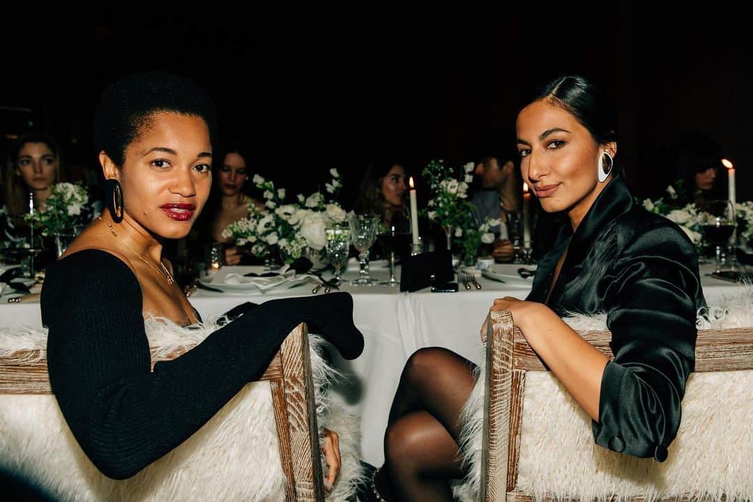 Monica Sordoのインスタグラム：「Darlings @nausheenshah and @tamumcpherson wearing our 2nd drop of #NSxMS EarSculptures in Midnight Peggy and Oyster Kiki during their #JetSet trip to Jackson Hole with @netaporter ✨ #NausheenShah x #monicasordo」