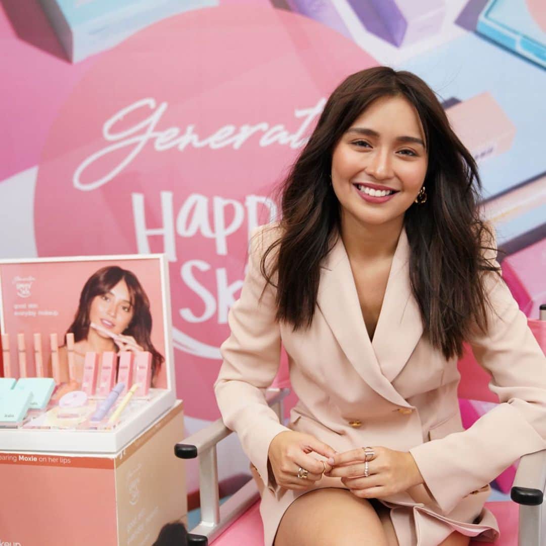 Kathryn Bernardoさんのインスタグラム写真 - (Kathryn BernardoInstagram)「Reminiscing on my most unforgettable 2019 memories before the year comes to a close, and @happyskin_ph was with me in almost all of them to always make me feel at my best! 💯 A huge thank you to the whole Happy Skin fam, especially to @rissamananquiltrillo and @jygutierrez for making me feel right at home and making every experience extra special! 💙」12月30日 19時39分 - bernardokath