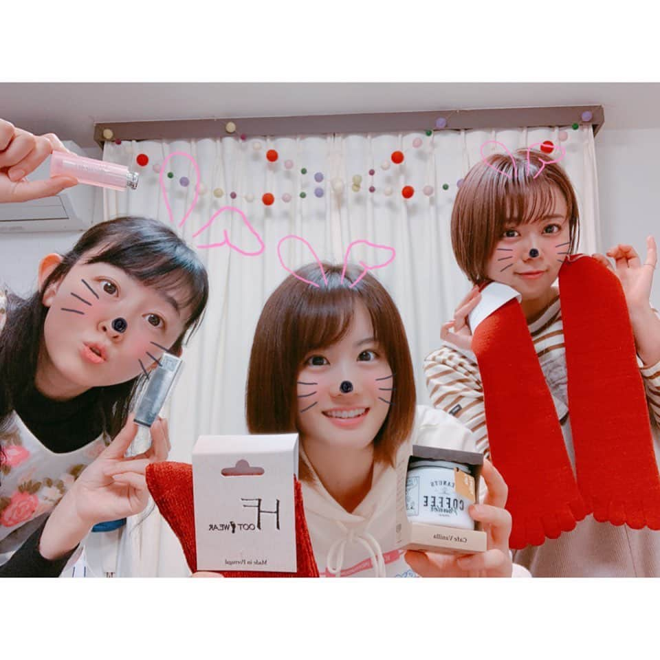 井口裕香さんのインスタグラム写真 - (井口裕香Instagram)「🥂 先日、美佳子さんのおうちで忘年会❣️ クリスマスプレゼント交換会したら、なんと美佳子さんと瀬戸ちゃんが２人とも赤い靴下チョイスしてた😂🎁 わたしは瀬戸ちゃんチョイスの５本指の赤い靴下をゲットしました〜！瀬戸ちゃんありがとう❤ そしてごはんはご馳走祭じゃ〜〜！！！ あれもこれもどれも美味しい。酒がススムー！ 〆の豚汁、、、泣けるうまさ😢 …って写真みてたらお腹空いてきた🥺 うぅ、はやく美佳子さんち行きたい🥺🥺🥺 （数日後に新年会ですぐ行く予定 笑笑） #高橋美佳子 さん #瀬戸麻沙美 ちゃん #関東高橋会 #忘年会」12月31日 1時17分 - ooo31_iguchiyuka_31ooo