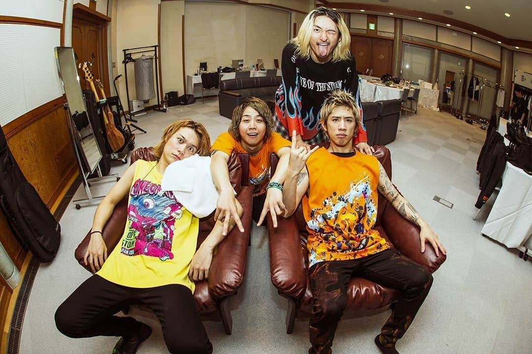 ONE OK ROCK WORLDさんのインスタグラム写真 - (ONE OK ROCK WORLDInstagram)「EYE OF THE STORM JAPAN TOUR 2019-2020 沖縄,沖縄コンベンションセンター展示棟(1日目)  _ @10969taka 沖縄初日！久々とは思えないくらい上がりましたなー！みなさん！笑笑 そして明日が今年最後のライブ！悔いなく楽しみます！ @cazrowaoki  Okinawa the first day!It's been so long we haven't seen each other!  Everyone!  LOL And tomorrow is the last show of this year!  Enjoy without any regrets! @cazrowaoki  _ @toru_10969 2019年最後の地、沖縄！！久々に帰ってこれて嬉しいわ〜🔥明日もやったるぜぃ。📸 @cazrowaoki  Okinawa, the last stop for 2019! !  I'm glad to be back ~🔥let's kill it tomorrow. 📸 @Cazrowaoki  _ @tomo_10969 沖縄1日目🔥  まるで大量のシークヮーサーを頭上で絞ったような汗をかいたのは、沖縄があったかいからではなく、みんなの熱気がすごかったからだよ🌞  楽しすぎた。 めんそーれ。 ありがとう✨🕊 @cazrowaoki 📸  #めんそーれ #セトリ増えた事件  Okinawa Day 1🔥  The reason I sweated like a lot of shikuwasa squeezed overhead was not because of the heat of Okinawa, but because of everyone's enthusiasm.🌞 It was so much fun. MENSO-RE(Hi) Thank you✨🕊 @cazrowaoki 📸 #めんそーれ #セトリ増えた事件  _ @ryota_0809 沖縄最高すぎた！！ありがとう！！！！！ 昨日もほんまに全部出し切ったけど今日は今年最後のライブやからさらにいくよ！！ みんな宜しくね😎  Photo by @cazrowaoki 📸  Okinawa was so great! !  Thank you! ! ! ! ! Yesterday I've given my all, but today I'll give more cause it's the last show this year! ! See you tonight😎  Photo by @cazrowaoki 📸  #oneokrockofficial #10969taka #toru_10969 #tomo_10969 #ryota_0809 #fueledbyramen #eyeofthestorm #eyeofthestormjapantour20192020」12月30日 19時56分 - oneokrockworld