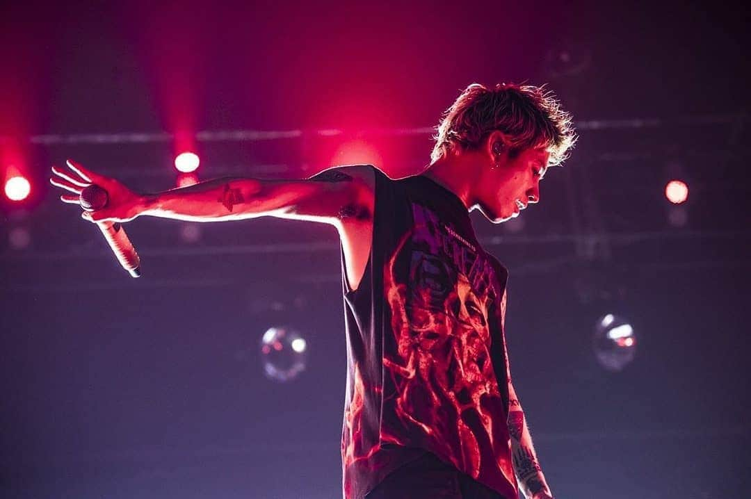 ONE OK ROCK WORLDさんのインスタグラム写真 - (ONE OK ROCK WORLDInstagram)「EYE OF THE STORM JAPAN TOUR 2019-2020 沖縄,沖縄コンベンションセンター展示棟(1日目)  _ @10969taka 沖縄初日！久々とは思えないくらい上がりましたなー！みなさん！笑笑 そして明日が今年最後のライブ！悔いなく楽しみます！ @cazrowaoki  Okinawa the first day!It's been so long we haven't seen each other!  Everyone!  LOL And tomorrow is the last show of this year!  Enjoy without any regrets! @cazrowaoki  _ @toru_10969 2019年最後の地、沖縄！！久々に帰ってこれて嬉しいわ〜🔥明日もやったるぜぃ。📸 @cazrowaoki  Okinawa, the last stop for 2019! !  I'm glad to be back ~🔥let's kill it tomorrow. 📸 @Cazrowaoki  _ @tomo_10969 沖縄1日目🔥  まるで大量のシークヮーサーを頭上で絞ったような汗をかいたのは、沖縄があったかいからではなく、みんなの熱気がすごかったからだよ🌞  楽しすぎた。 めんそーれ。 ありがとう✨🕊 @cazrowaoki 📸  #めんそーれ #セトリ増えた事件  Okinawa Day 1🔥  The reason I sweated like a lot of shikuwasa squeezed overhead was not because of the heat of Okinawa, but because of everyone's enthusiasm.🌞 It was so much fun. MENSO-RE(Hi) Thank you✨🕊 @cazrowaoki 📸 #めんそーれ #セトリ増えた事件  _ @ryota_0809 沖縄最高すぎた！！ありがとう！！！！！ 昨日もほんまに全部出し切ったけど今日は今年最後のライブやからさらにいくよ！！ みんな宜しくね😎  Photo by @cazrowaoki 📸  Okinawa was so great! !  Thank you! ! ! ! ! Yesterday I've given my all, but today I'll give more cause it's the last show this year! ! See you tonight😎  Photo by @cazrowaoki 📸  #oneokrockofficial #10969taka #toru_10969 #tomo_10969 #ryota_0809 #fueledbyramen #eyeofthestorm #eyeofthestormjapantour20192020」12月30日 19時56分 - oneokrockworld