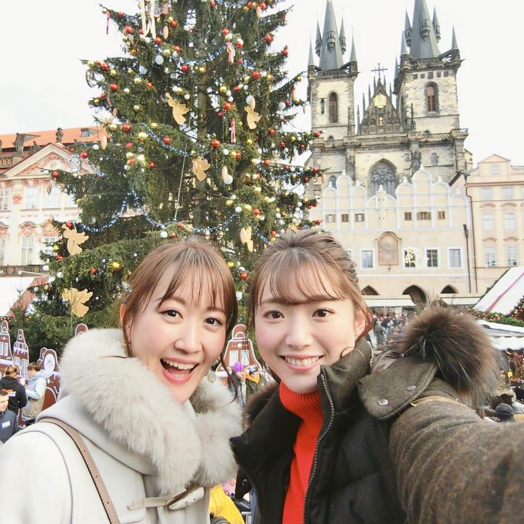 的場絢香さんのインスタグラム写真 - (的場絢香Instagram)「#20191225﻿ ﻿ プラハのクリスマスマーケット🎄♡﻿ ﻿ チェコの2019年のテーマが、﻿ "クリスマスの天使たち"なんだって。﻿ どの会場のクリスマスマーケットでも﻿ 天使たちが飛んでた👼🏻💕﻿ 日中も夜もキラッキラでキレイ〜✩⸝⋆﻿ ﻿ プラハは1月6日までマーケットが﻿ 開かれているから、﻿ クリスマス過ぎても楽しめるのが嬉しい！﻿ ﻿ (プラハのマーケットはぼったくり注意って﻿ ネットに書かれてたんだけど、﻿ まんまとぼったくられた~~💸笑﻿ 美味しかったけど高いハムだったな…。笑)﻿ ﻿ ___________________________________________________ #マトバの海外旅行記 #チェコ #プラハ #ヨーロッパ #クリスマスマーケット #クリスマス #プラハ旅行 #christmasmarket #czech #prague #praha #europe #oldtownsquare #christmasmarket #christmas #xmas #angel」12月30日 19時57分 - ayaka_matoba