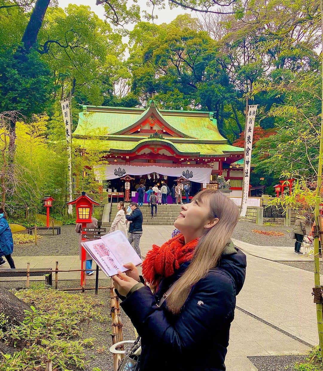 岩根沙恵子?さえみるさんのインスタグラム写真 - (岩根沙恵子?さえみるInstagram)「⛩来宮神社で御朱印帳と•••💗 . 緑がたくさんで素敵🥺 この奥には大きな大きな楠があります。 楠の周りを１週回ると寿命が１年延びると言われているようです☺️ . 手前にはわたしがカフェオレを購入したカフェ［ @kinomiyajinja_jigyo ］があります♥︎ かわいいお菓子もたくさんありました🌷 カフェは境内の中に２カ所だったかな、外にも１カ所ありました👏 色々な映えがあっていい〜🎀💋 もちろんタピオカも売ってたよ(ˊ•̤ω•̤ˋ)✌️ . ほんとうにかっこいい神社💗 赤と緑がはっきりしていて見惚れます🥺🥺🥺 初詣もたくさんの人が集まりそう♪パワースポットだもんね🥺🌟 . ああー元旦の御朱印も欲しいなあ🎍❤️ . #来宮神社 #来宮 #来宮神社のハート #熱海旅行 #熱海 #国指定天然記念物 #大楠 #御神木 #御神木パワー #静岡県熱海市 #パワースポット神社 #パワースポット #静岡旅行 #御朱印 #御朱印巡り #御朱印帳 #さえみる旅行 #御朱印スタグラム #御朱印女子 #御朱印集め #温泉好き #温泉女子 #gosyuin #gosyuinstagram #旅好き女子 #熱海温泉 #熱海温泉旅行 #温泉旅行♨️ #empathytrip #kinomiyajinja」12月30日 19時57分 - saemiltiii
