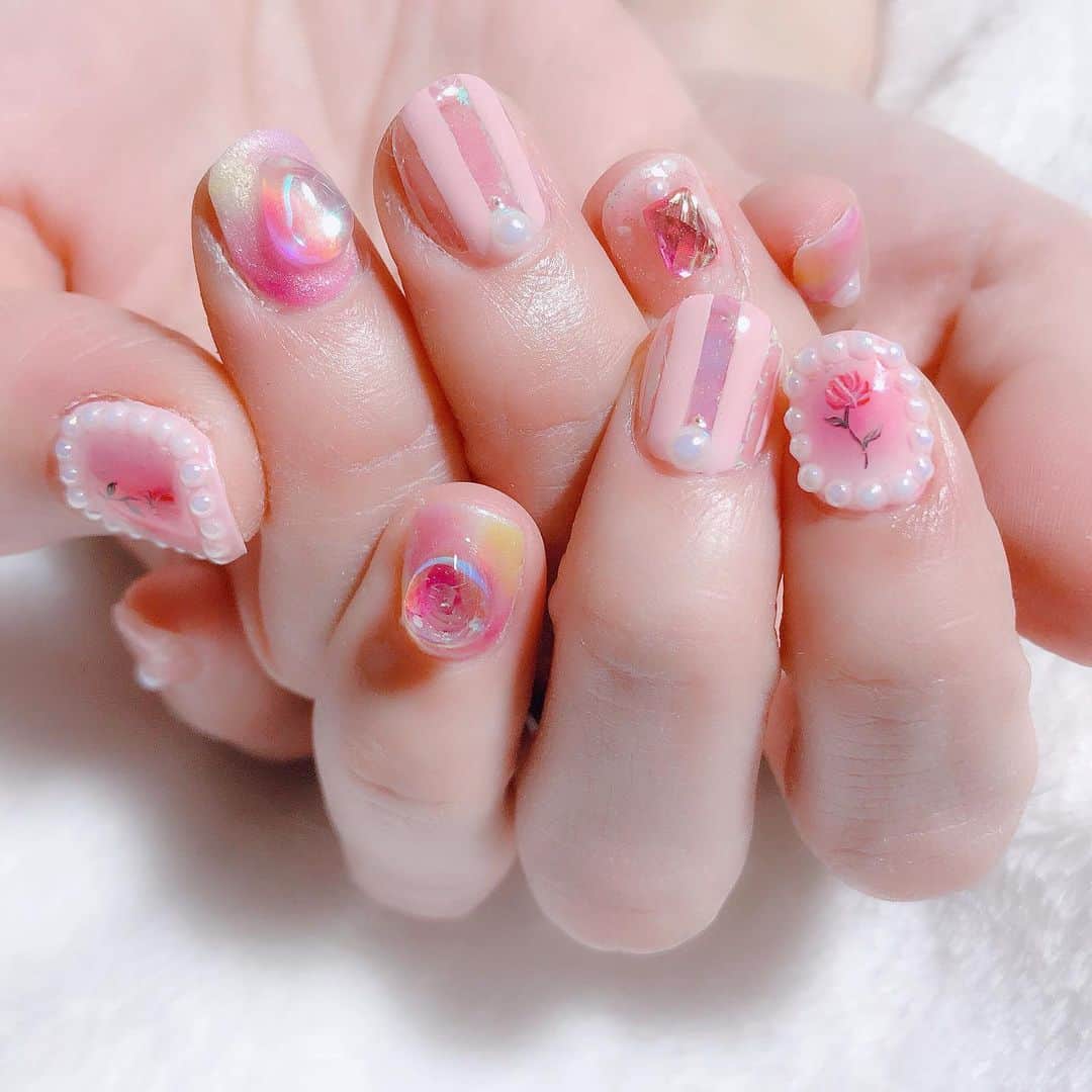 なかやまちえこのインスタグラム：「結婚して遠くに行ってしまったお友達に3〜4年ぶり？に会えました☺️❤️ #nail #nails #nailart #ネイル #美甲 #ネイルアート  #clou #nagel #ongle #ongles #unghia #japanesenailart #manucure #네일 #젤네일 #네일아트 #네일리스트 #japanesenails #manicurist #gelnails #أظافر #pinknails #ピンクネイル #オーロラネイル #auroranails」