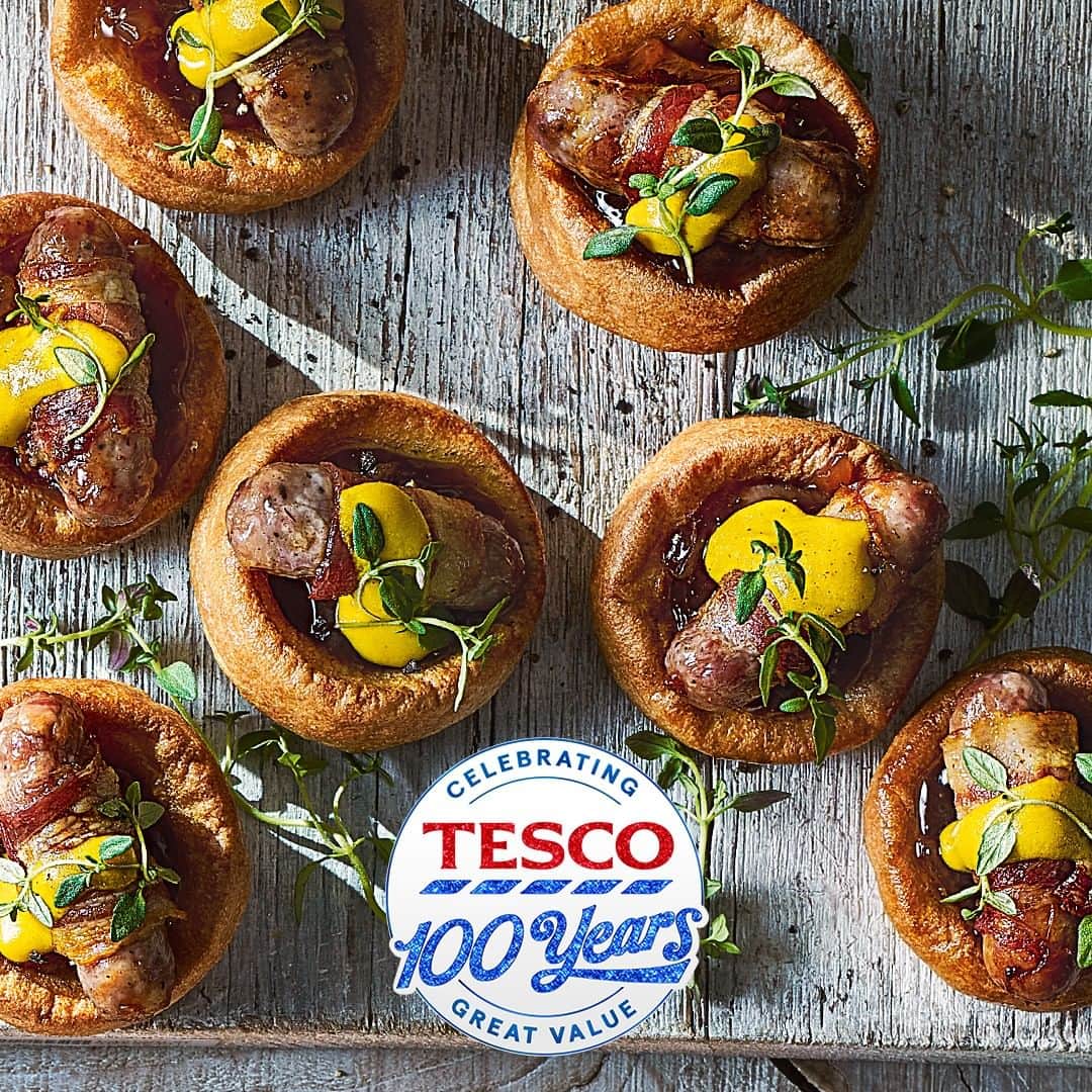Tesco Food Officialさんのインスタグラム写真 - (Tesco Food OfficialInstagram)「A lot goes into planning a great New Year’s party - so let us take the canapes off your plate. Mini toad-in-the-holes are deliciously creative and irresistibly easy. Your guests are going to pounce on them.  Ingredients 210g pack Tesco Finest cocktail sausages wrapped in bacon 230g pack frozen Yorkshire puddings 5 tbsp caramelised red onion chutney English mustard Fresh thyme  Method Preheat the oven to gas 5, 190°C, fan 170°C. Cook the cocktail sausages wrapped in bacon to pack instructions, adding the Yorkshire puddings for the last 10 mins. Remove from oven. Divide the chutney between the puddings and put a sausage inside each. Finish with a dot of English mustard and some fresh thyme.」12月30日 20時00分 - tescofood