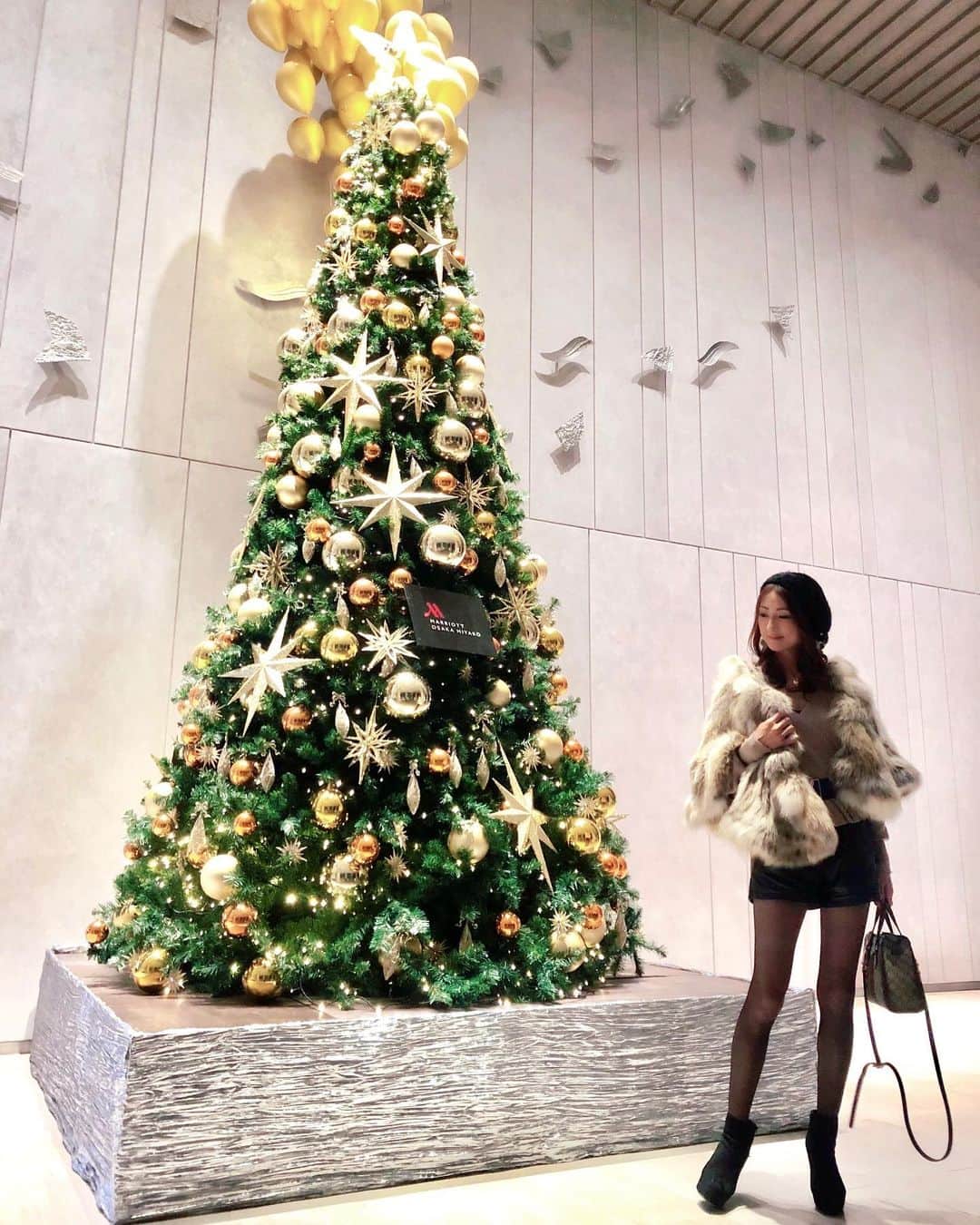 彩耶さんのインスタグラム写真 - (彩耶Instagram)「いよいよ今年もあと少し〜😌✨ 今年も、楽しいことがたくさんでした💕 ・ ・ 楽しかった事のひとつ、 #Christmas のお写真 postさせてくださいね🎄✨ ・ ・ お写真・動画もあるので swipe してね❣️ ・ ・ 今年のクリスマスは、Marriott Hotel で〜🎄✨ @osakamarriott_miyakohotel ・ ・ ストーリーを見て下さってた方から、たくさの嬉しいメッセージ頂きました💕 ありがとうございます😌✨ ・ ・ ホテル最上階の55階から見る景色は、サンセット・夜景ともに、本当に綺麗〜✨ ・ ・ ホテル内はクリスマスムード満点で🎄✨ 滞在中ずーっとご機嫌な私でした(๑>◡<๑)💞 ・ ・ ・ #素敵なChristmasをありがとう🎄 #やっぱり高いところが好き💓 #clubroomも好き😍 #サンタさんに感謝🎅🏻 ・ ・ ・ @marriottbonboy#spgカード#spgcard #大阪マリオットホテル#大阪マリオット都ホテル#marriotthotel#marriott#osakamarriotmiyakohotel#marriottbonboy#アメニティ#thann#クリスマス#クリスマスプレゼント#gucci#グッチ#wallet#カードケース #モデル#model#神戸#kobe#インスタグラム#インスタ#インフルエンサー#followme#フォローミー」12月30日 20時03分 - 3aya11