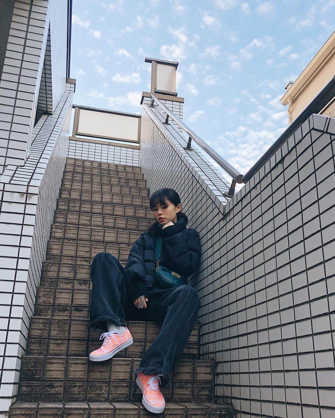 るうこさんのインスタグラム写真 - (るうこInstagram)「VANS AUTHENTIC “FLYING DISC”  派手めなネオンオレンジ🍊がいいアクセントに♡  ダウンは　@uniqlo  バックは　@furla  #vans #authentic #flyingdisc #44 #billys #billysent #billystokyo」12月30日 20時05分 - rororuko