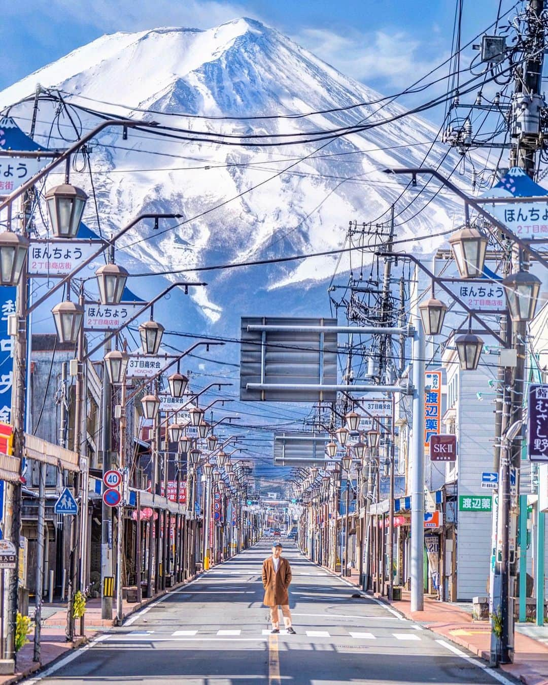 樂さんのインスタグラム写真 - (樂Instagram)「2019經典回顧🎆⛰️🌊🌇 #bestof2019  1-10告訴我你們最喜歡哪一張，或是你們是從哪一張開始認識我的🤪（ 看到最後有第一張富士山攝點分享！ - 2019真的過的好快，一下就準備2020了！今年最後兩天來回顧一下的重點照片吧😄 相信一定有很多人是看到今年這幾張照片看見我的IG的🙏🙏🙏 說到2019，讓我開始更上一層轉淚點就是從日本櫻花行開始！ 開始更認真拍照，更認真修圖，更認真的分享景點，更認真安排每一次的拍攝，也用了更多精神在經營IG💪 - 今年也是我衝景衝的最拼命的一年，我一直都相信，努力一定會有成果，雖然成果不一定會到達自己滿意的程度，但回頭看看自己努力過的畫面就也都值得了☺️ - 感謝今年身邊所有幫助過我，和我出去一起拍的照你們，還有一直持續在IG追隨我的你們，你們都是我的動力來源之一❤️ 2020一定會繼續努力，拍出更多我喜歡的視角和你們分享😌 🗻另外第一張的攝點 只要導航saruya民宿就可拍到富士山 - . . . . .  #ygtphotograph#iseetaiwan#vscotaiwan#bpintaiwan #amazingtaiwan#igerstaiwan#exploretaiwan#popdaily #tv_pointofview#ig_photooftheday#ig_color#way2ill #taiwangram#instagrammer#bnw_legit#artofvisuals #illgramers#moodygram#台灣#fuji#japan#tokyo#taiwan」12月30日 20時05分 - ygt1016