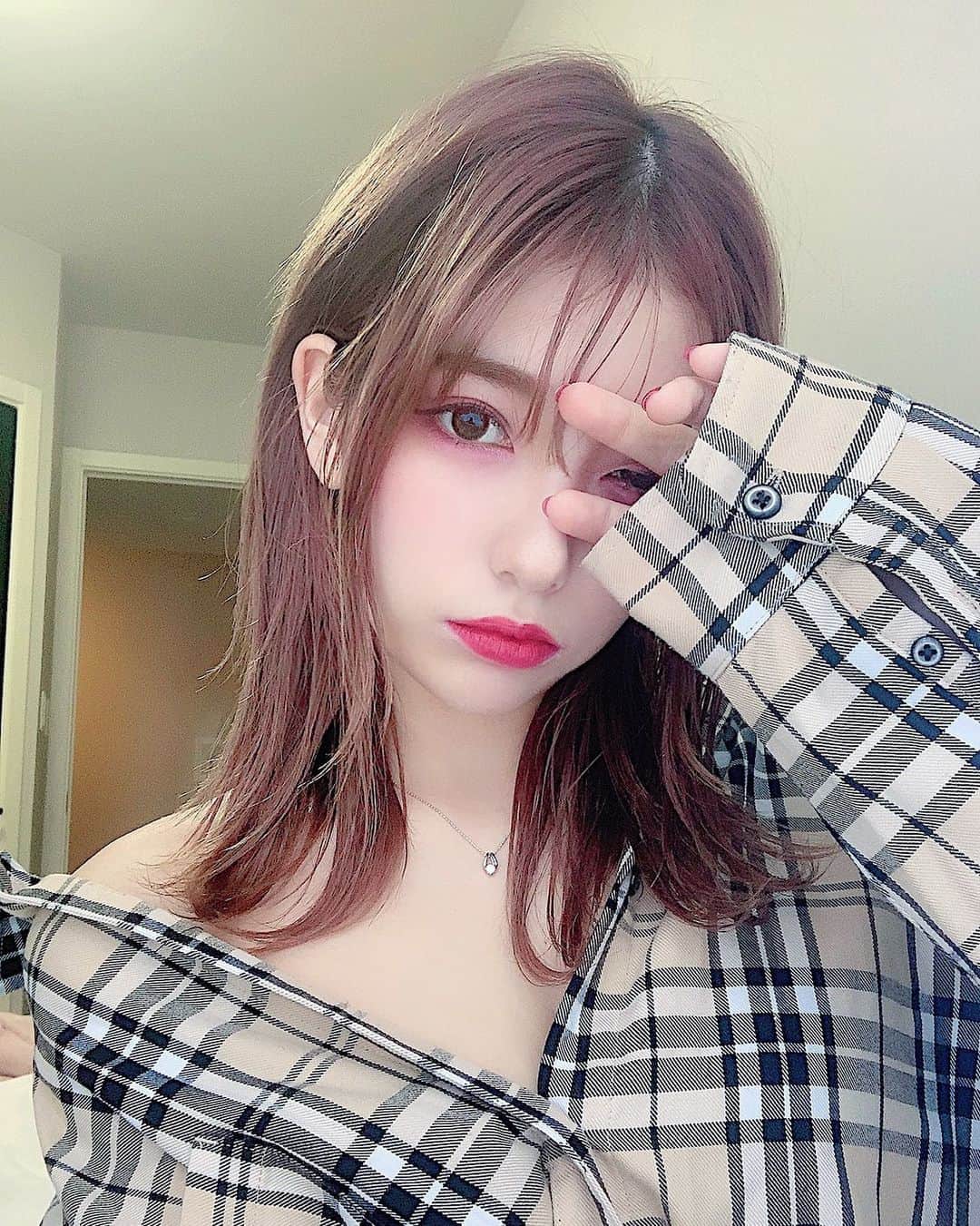 長谷川万射さんのインスタグラム写真 - (長谷川万射Instagram)「暇人のメイク研究🗣 . いつもと違うメイクしてみた。何かわかるひと〜。 . . #メイク研究 #ピンクメイク」12月30日 20時06分 - mayanyam712