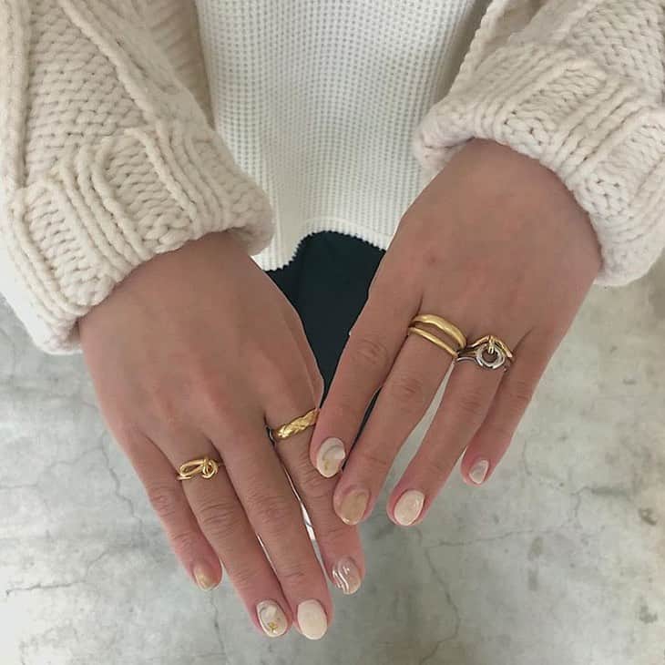 Locariのインスタグラム：「【つける場所によって変わる指輪の意味♡2020おすすめリング11選】 ぜひ記事をチェックしてみてください！ photo by @rinanail6367　さん  #指輪 #手作り結婚指輪 #指輪探し #リング #大ぶりイヤリング #シルバーリング #ネイル #ジェルネイル #ネイルデザイン #ネイルアート #冬ネイル」