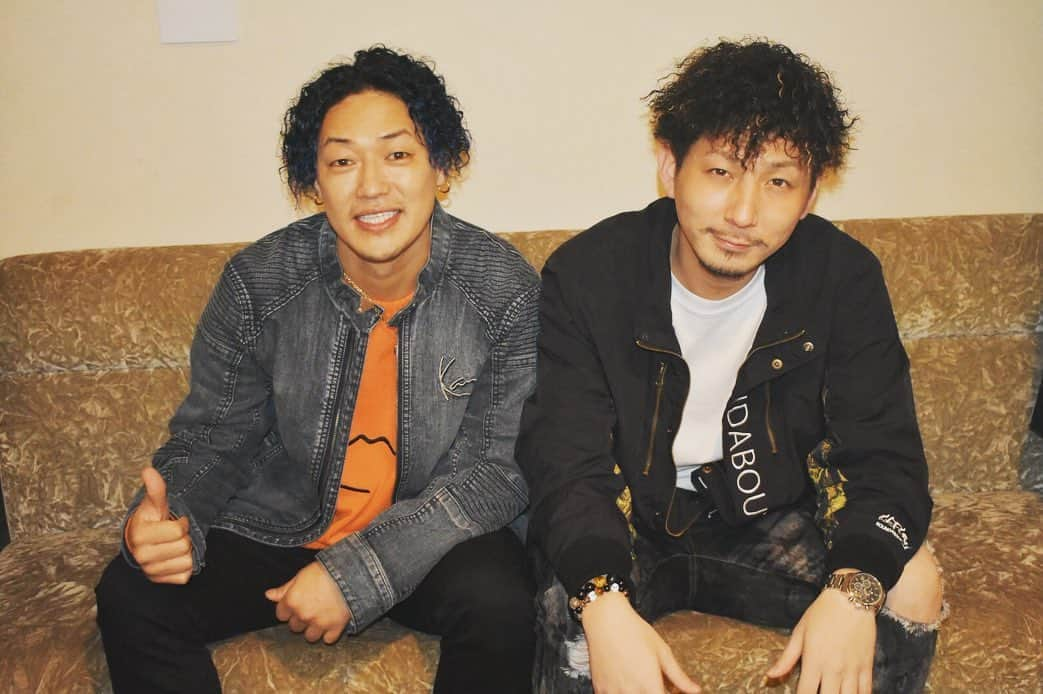 寿君さんのインスタグラム写真 - (寿君Instagram)「2019年の歌い納め🕺✨ with @ray_singer  今年もたくさん歌いました😋 色んなところに遊びに来てくれて本当に感謝をたくさん感じた年でした🙏 来年はRAYと東名阪まわれるし楽しみにしてるよ😉✨ #karlkani #leflah」12月30日 20時14分 - kotobuki_kun_1048