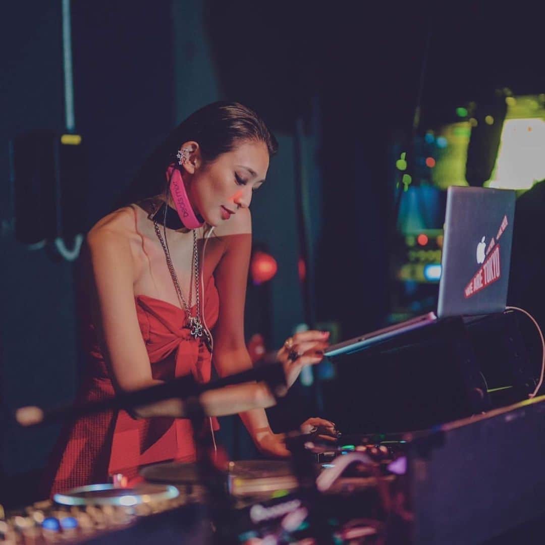 DJ JUICYのインスタグラム：「2019年も、皆さま大変お世話になりました🙇🏻‍♀️🙏✨ DJ JUICYになって10年🙋🏻‍♀️🎧🐩💙 早すぎてビックリしてます😳😅🤩 今年は、お仕事もプライベートも、 今迄とは違い、のんびりとっても充実したマイペースな年になったのかなぁと思います😌✨ 今迄は、カウントダウンDJして、クラブで過ごして、酔っ払って元旦から二日酔い...しんどい😨って過ごして来ましたが。。。 今回は！ 故郷に戻り、家族とのんびり過ごす事に決めました🙋🏻‍♀️🍑 お母さんが言うには、、、 上京して17年初めて年末に帰るみたいで。。。🤔　自分では全然何も思ったことなかったけど、そんなに年越しを家族と過ごしてなかったのか...と驚きました😅  一人娘なのにごめんね🙏💦 テレビ見て、御節にお雑煮、とにかく沢山食べてゆっくりしたいと思います🙋🏻‍♀️🙋🏻‍♀️🙋🏻‍♀️🙋🏻‍♀️🙋🏻‍♀️✨ 皆さまも、良いお年を過ごしてください😌😌😌😌🙏✨ また来年も宜しくお願いします🙇🏻‍♀️💕」