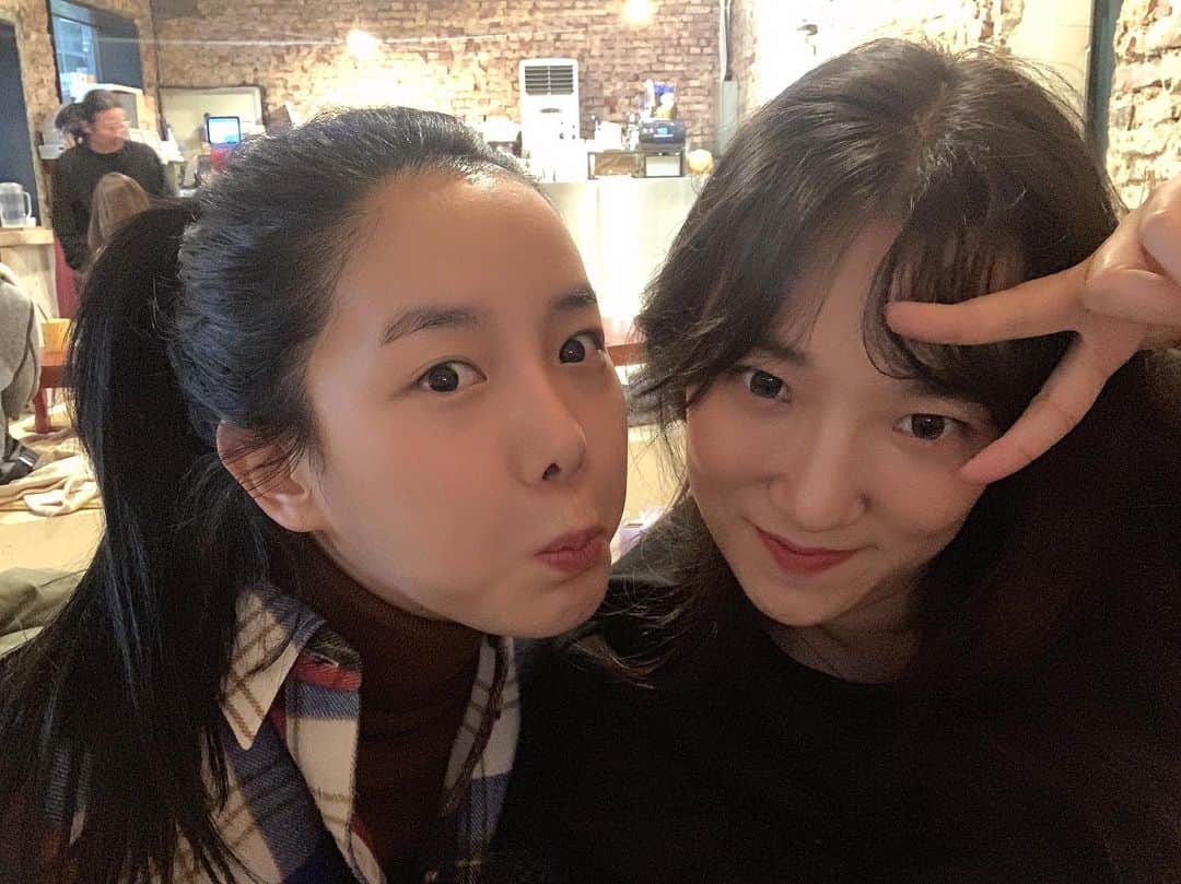 のインスタグラム：「2019.12.30 속마음을 있는 그대로 다 털어놓을 수 있고,같이 있으면 편하고, 기분이 좋고,학창 시절부터 함께 크면서 추억이 정말 많아 생각할수록 미소 짓게 만드는 나의 친구 교진 ^^ 어릴 때처럼 항상 같이 있진 못하지만  마음속 깊은 곳엔 항상 서로가 있잖니 ♥」