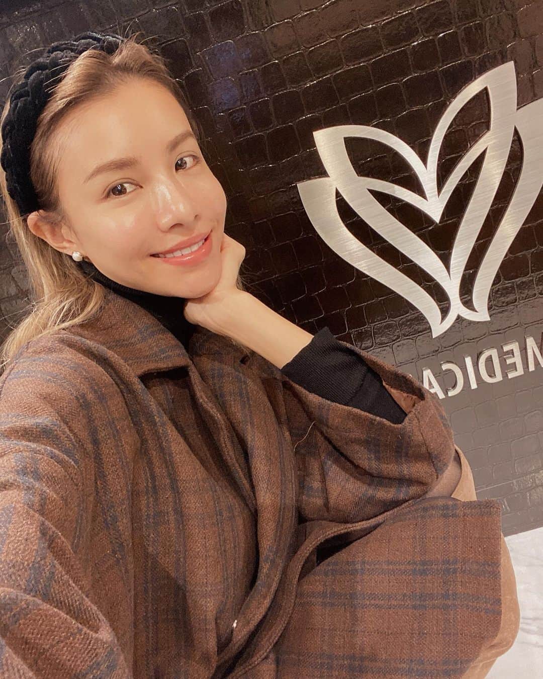 のインスタグラム：「➖ 𝖳𝗁𝖺𝗇𝗄 𝗒𝗈𝗎 @elena__clinic 🧖‍♀️ 今年の美容納め、先日のハイドラピーリング+ソノクイーンハイフでめっちゃ調子いい✨特にね、気になってた毛穴‼️鼻の黒ずみなくなったままだし、ハイフで頬位置アップして最高に満足🤣アートメイクのアイブロウもkeepされてて調子いい✨ #エレナクリニック#アンチエイジング #ハイドラピーリング#ソノクイーンハイフ#医療ハイフ#毛穴ケア#リフトアップ#ツヤ肌#美容納め#美容オタク」