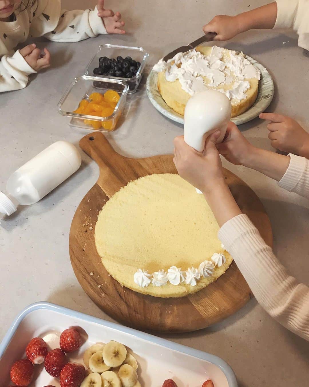 のインスタグラム：「いまさらpost 💨 楽しかった クリスマスパーティー 赤ちゃんの頃からのおともだちみんなで👩‍👧‍👦👩‍👧‍👦👩‍👧‍👦 🎉 クリスマスケーキは子どもたちがデコレーション🎂 みんなが張り切って飾り付けるなか、 うちの兄妹は終始つまみ食い担当🙄 去年もこのメンバーでパーティーをしたのだけど 去年のあの日は.... 息子がドアに指をはさむ流血事件がおき 救急車で運ばれるという大惨事で、 思い出すのも苦しいくらい 大変なクリスマスとなりましたが 今年は無事に誰もけがすることなく 楽しくパーティーできて 本当〜〜によかった😂🥂」