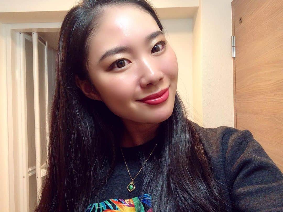 のインスタグラム：「最近のお気に入りリップグロス💄@liplupinus  私が使ってるのは002ルピナスマットレッド❤️ 発色良くて艶々に潤うからこれ一本持ち歩けば完璧😉💯 #リップルピナス #リップグロス #ヒト幹細胞コスメ #コスメ #お気に入りコスメ #PR #lipgloss #cosmetics #asiangirl」