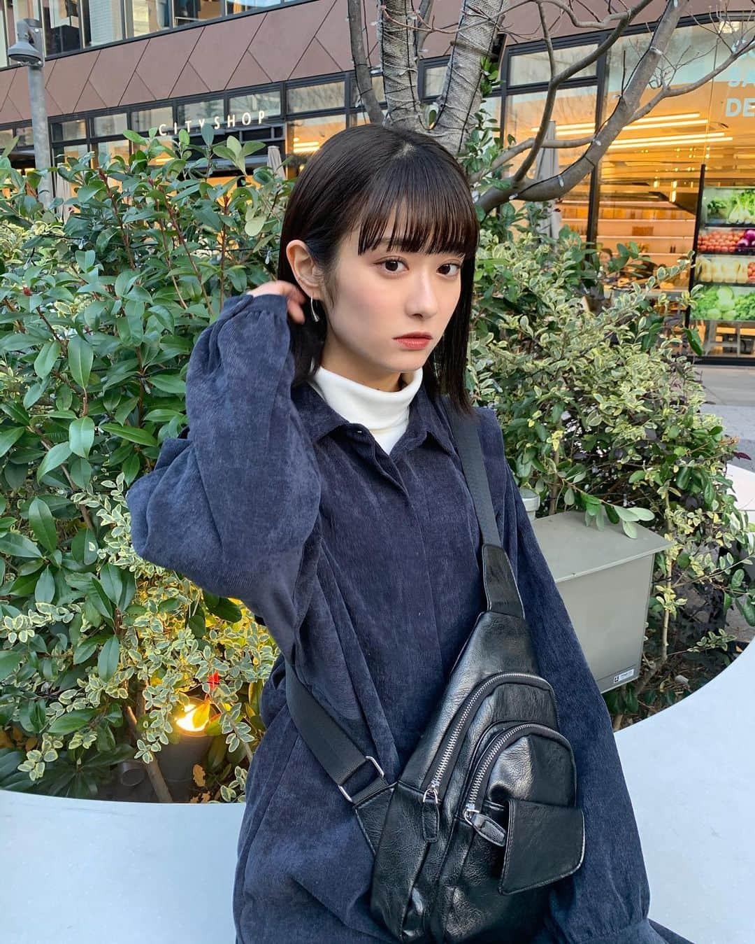 広瀬ちひろさんのインスタグラム写真 - (広瀬ちひろInstagram)「明日で2019年も終わりです~ 今年の冬はまだ極寒にならないね  久しぶりにワンピース着ました！ @openclose_official の~ 次の投稿に全身のせます💡  新しいピアスは @amijed_official  他にも新しくアクセサリーを迎えたので また載せますね~  #openclose #openclosesnap #amijed #ちひろずファッション」12月30日 20時28分 - chi_hirose