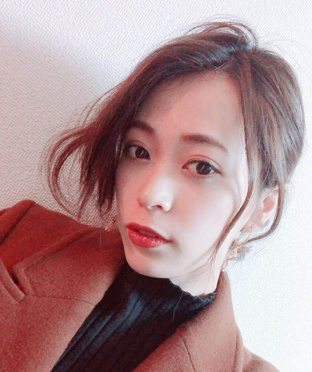 坂田梨香子さんのインスタグラム写真 - (坂田梨香子Instagram)「自撮り久々すぎて正解がわかりません。笑 さいきんはメイクも服ももっぱらブラウンを楽しんでいます😚  そして大変遅ればせながら、少し前に26歳になりました。  沢山のメッセージありがとうございました🥺  元気をいつもありがとうございます💐」12月30日 20時30分 - rikakosakata_official