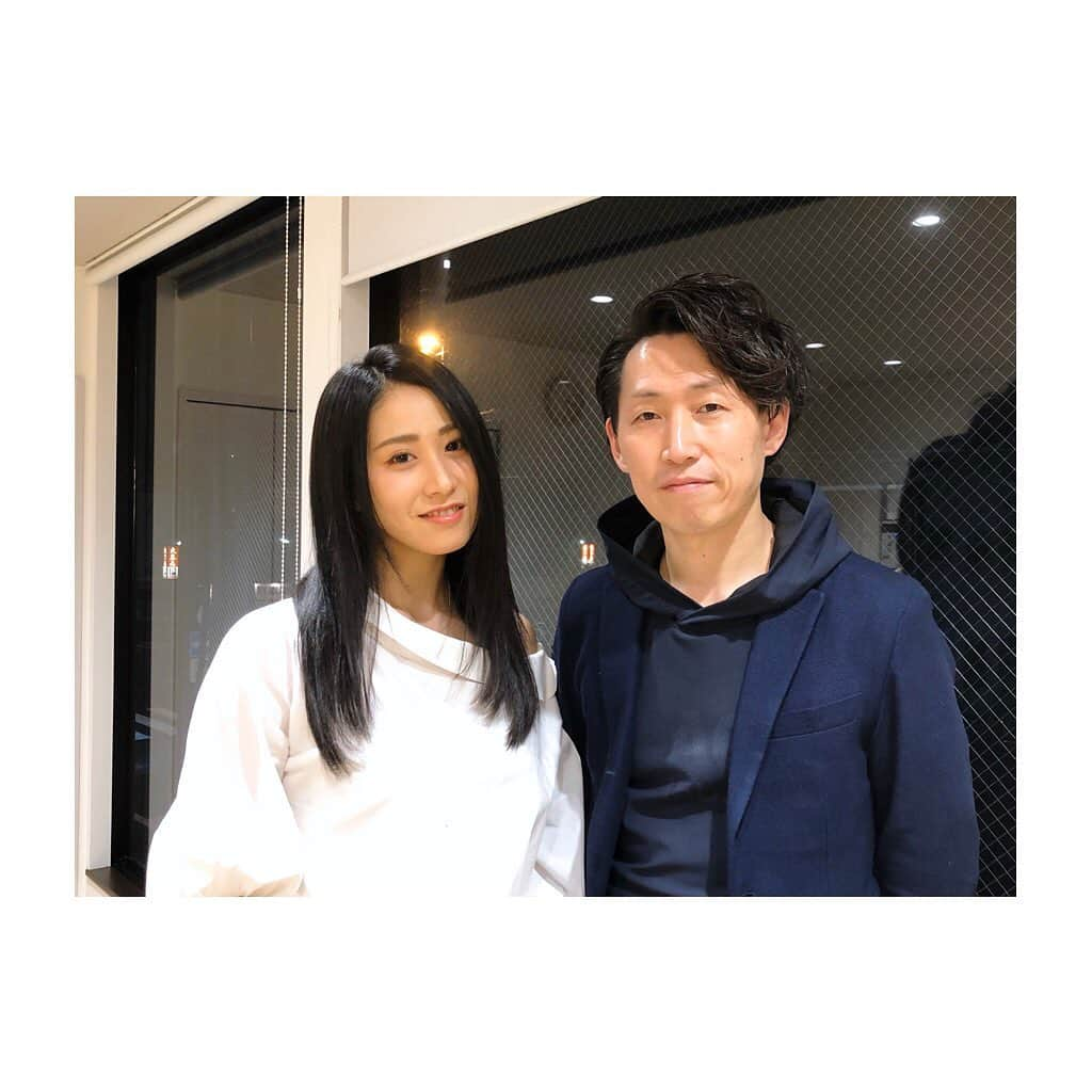 宇田恵菜さんのインスタグラム写真 - (宇田恵菜Instagram)「hair cut at Courbe.x 年末ということで髪を切りました。 スーパーロングからセミロングぐらい一応20cmは切ったんだよ😏 いつもの　@mizunotoshirou くんに！本当はまじで、ド　ショートにしたかったし、前髪も作りたかったけど、全力で、いや、やめよう！ていつも通りのカットに🤣笑 30歳の節目にはボブにしたいと思っている12/30. --------------------------------- #12年来 #黒髪 #blackhair #美容室 #Japanese #美髪サロン #セット後 #カット後 #ヘアースタイル  #virginhair #ヴァージンヘアー #美髪 #ヘアエステ #クールブ #グランブレンド #Courbe #美髪クリニック #美髪エステ」12月30日 20時42分 - ena2727