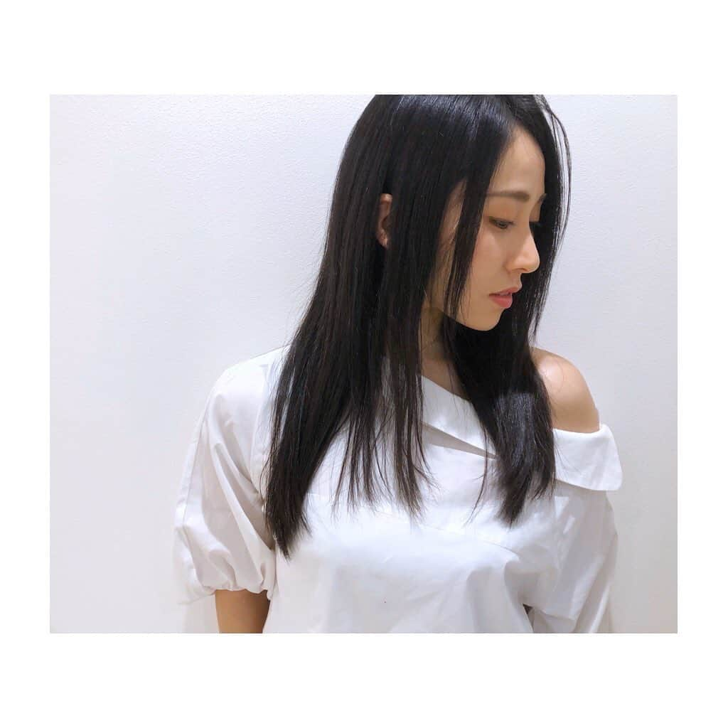 宇田恵菜さんのインスタグラム写真 - (宇田恵菜Instagram)「hair cut at Courbe.x 年末ということで髪を切りました。 スーパーロングからセミロングぐらい一応20cmは切ったんだよ😏 いつもの　@mizunotoshirou くんに！本当はまじで、ド　ショートにしたかったし、前髪も作りたかったけど、全力で、いや、やめよう！ていつも通りのカットに🤣笑 30歳の節目にはボブにしたいと思っている12/30. --------------------------------- #12年来 #黒髪 #blackhair #美容室 #Japanese #美髪サロン #セット後 #カット後 #ヘアースタイル  #virginhair #ヴァージンヘアー #美髪 #ヘアエステ #クールブ #グランブレンド #Courbe #美髪クリニック #美髪エステ」12月30日 20時42分 - ena2727