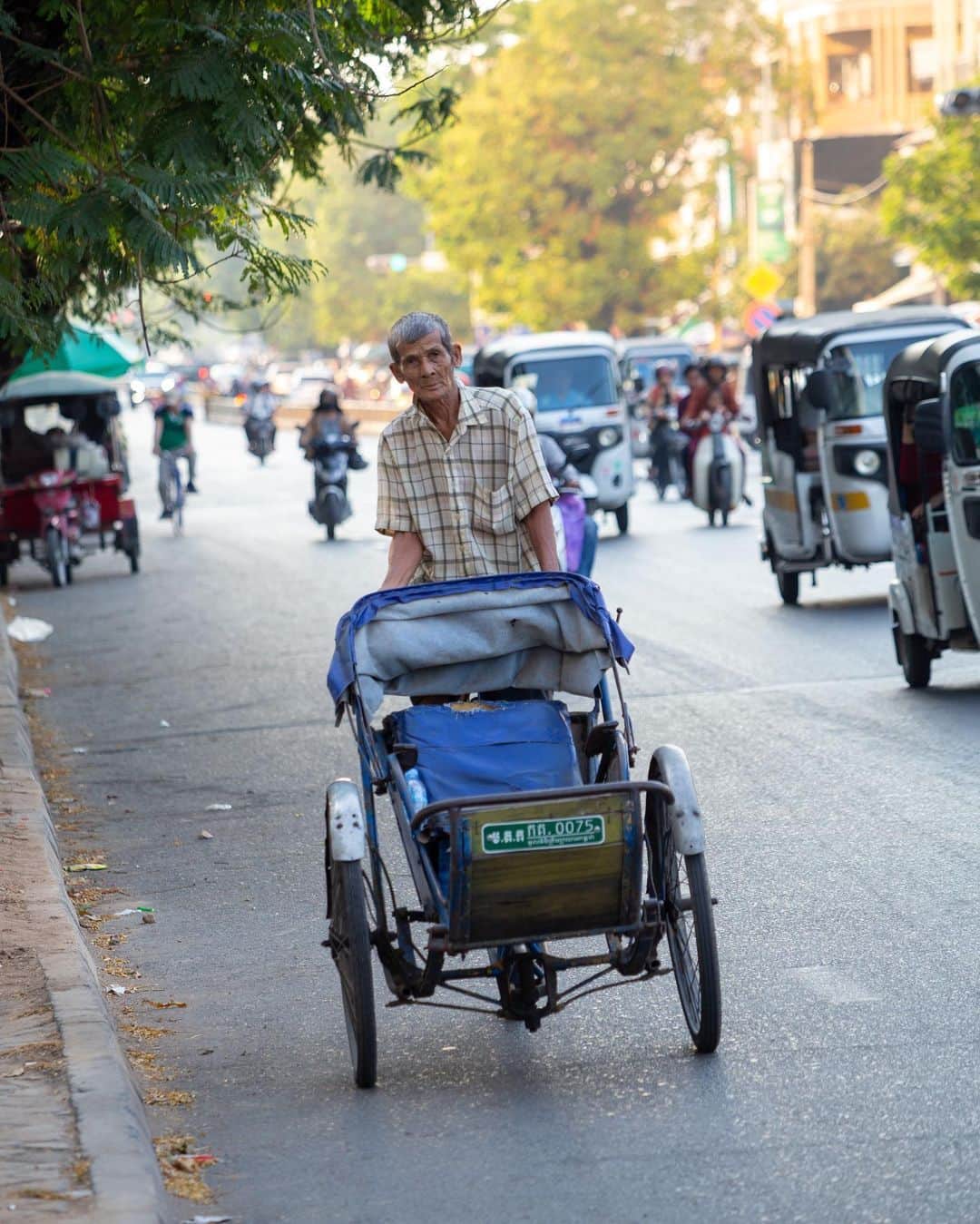 Shunsuke Miyatakeのインスタグラム：「Taste of Life from an inconvenient rickshaw in Phnom Penh City full of convenient Auto Rickshaws.」
