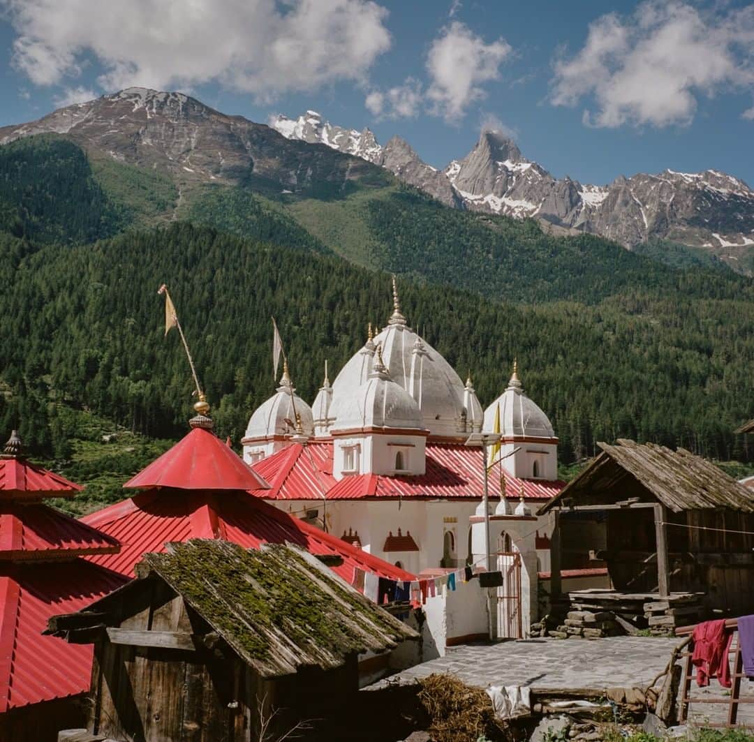 のインスタグラム：「Photo by @sarahyltonphoto | Sometimes a steep hike is worth the effort—the uncertainty of what will be discovered once you reach the top is often the most magical part. Here, a temple in the village of Mukhba, Uttarakhand, in northern India, reveals its splendor. For more travel stories, follow me @sarahyltonphoto #India #himalaya #temple」