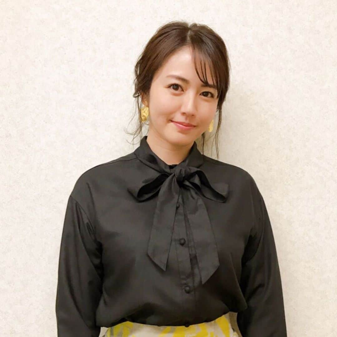 磯山さやかさんのインスタグラム写真 - (磯山さやかInstagram)「今日23時〜OA  日本テレビ 『有田教授と令和時代の憂鬱な民』 出演します♡ お悩み相談して、芸能界を分析して教えていただけるのだけど、 最高に面白かったです！！！ 4分間のマリーゴールド以来の 志乃ちゃんこと、関水渚ちゃんも一緒でした♡  衣裳は  ブラウス @mintglam_official  ピアス @elaborate_complexbiz」12月30日 20時40分 - sayakaisoyama