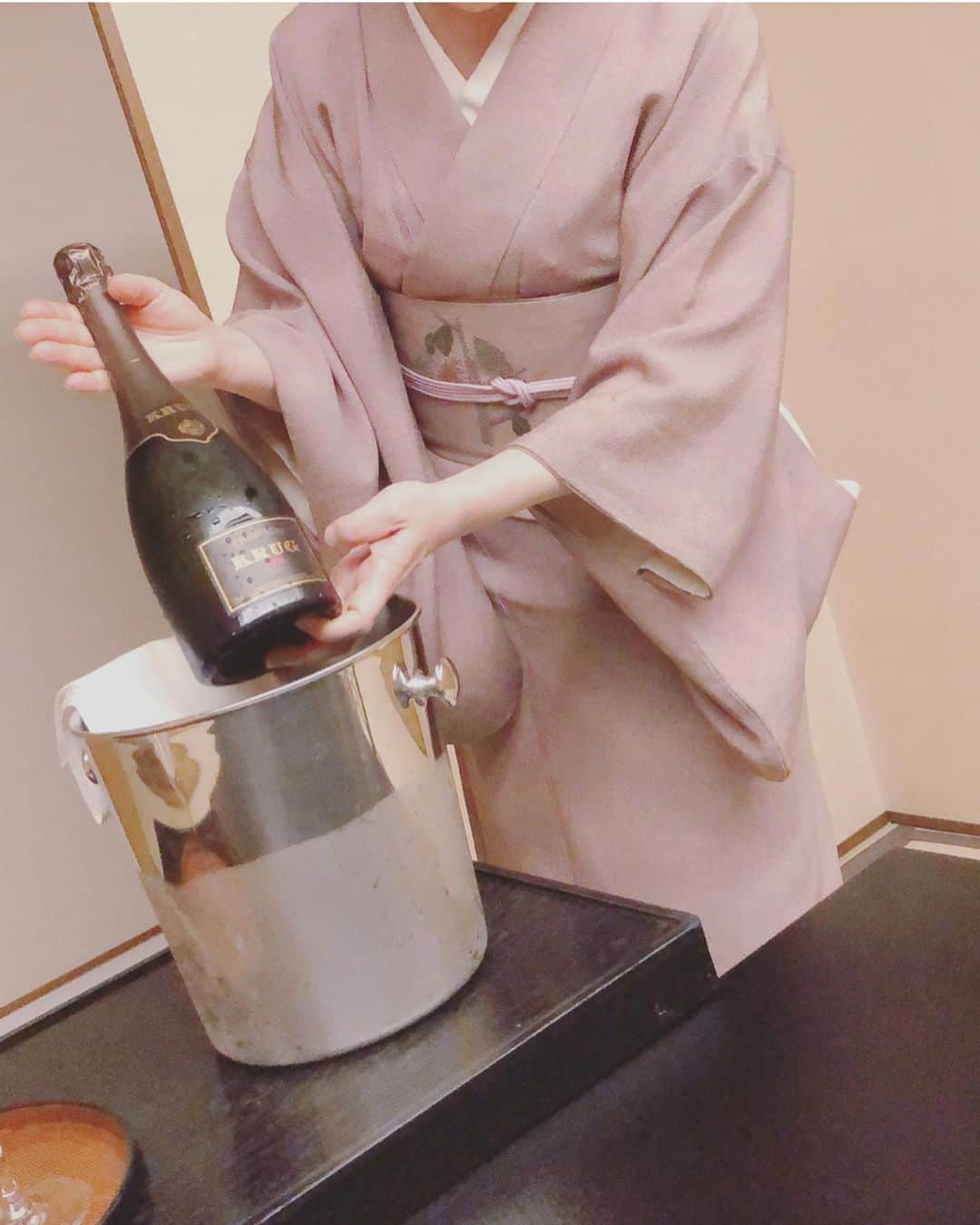 kiyomi medeirosさんのインスタグラム写真 - (kiyomi medeirosInstagram)「@kumi511976  さんに人生初のお誕生日旅行をプレゼントしてもらいました😭🎁❤️ *  2人で踊り子号に乗って向かっている所から本当に本当に楽しくて☺️💕💕 * 美味しいシャンパンをわざわざ東京から持ってきてくれて😂✨私が本当にまさに今とっても欲しかった、ふぅちゃんの　@tiffanyandco の首輪とネームタグに名前も刻印してくれたり😂💕✨旅館なのにケーキも用意してくれて🎂😂 もうもう、こんなに優しくて温かい人がいるだなんて信じられないよーと。なんて私は幸せ者なんだと思いながら過ごしました😌✨✨ * 夜は美味しいご飯を頂いて、温泉でゆっくりと温まって♨️ また、お酒を飲みながら色々話して、最後は酔っ払ってコテッと寝ちゃった🤣なんて幸せな夜だったんだろう💕💕 * 気の置けない友達😌❤️ 久美さんと出逢えた事が本当に人生の宝物で、大人になってから出逢えたことに神様に感謝したいくらい‼︎ 久美さん大好きだよぉーー😆❤️❤️❤️ * 素敵なプレゼントを本当に本当にありがとう😂🙏💕💕💕 #きっと一生忘れないと思う#大切な思い出#お誕生日#おちあいろう#落合楼#伊豆温泉 * coat…#maxmara knit…#enfold pants…#ragandborn boots…#rogervivier  bag…#hermes accessory…#ahkah」12月30日 20時51分 - kiyomimedeiros