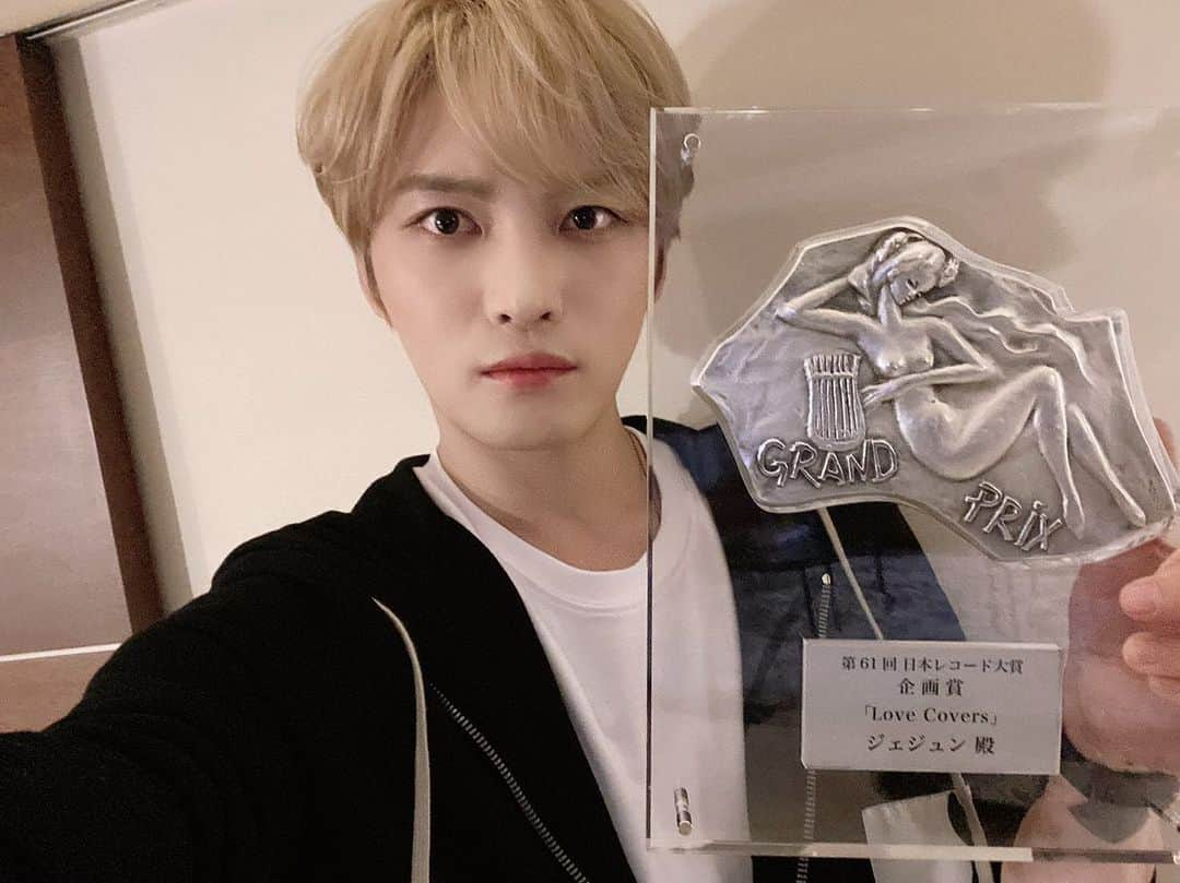 C-JeS エンタテイメントさんのインスタグラム写真 - (C-JeS エンタテイメントInstagram)「#김재중 日 #레코드대상 기획상 수상🏆 #미래예상도II 원곡자의 극찬까지! 역시 재중!👍🏻 . “항상 응원해 주시는 팬 여러분과 노래를 들어 주시는 많은 분들 덕분인 것 습니다” . 오는 #1월14일 발매 예정인✔️ 재중이의 새 앨범 [애요]도 많이 기대해주세요🙏🏻 . Congrats! #KimJaejoong has been recognized as the album planning award by the 61st Japan Record Award.  Let's give him a big #thumbs_up . #김재중 #재중 #JJ #Kimjaejoong #JJun #金在中 #일본레코드대상 #시상식 #기획상  #러브커버스 #LoveCovers #2020년 #1월14일 #미니앨범 #애요 #발매 #여리디여린사랑을  #발라드 #아시아투어콘서트 #Concert #컴백 #Comeback #씨제스타그램 #cjestagram」12月30日 20時49分 - cjes.tagram