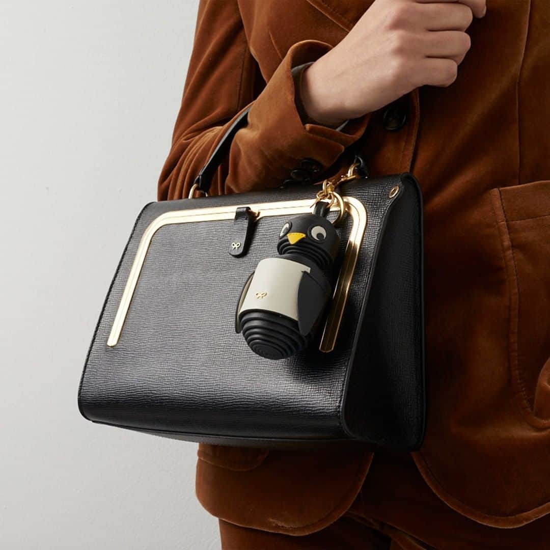 アニヤハインドマーチさんのインスタグラム写真 - (アニヤハインドマーチInstagram)「The craftspeople are the true heroes of the Anya Hindmarch story and leatherwork is an integral part of each collection. The penguin leather charm is made from hand-rolled and stitched leather and makes an ideal bag charm or key ring. #AnyaHindmarch」12月30日 21時00分 - anyahindmarch