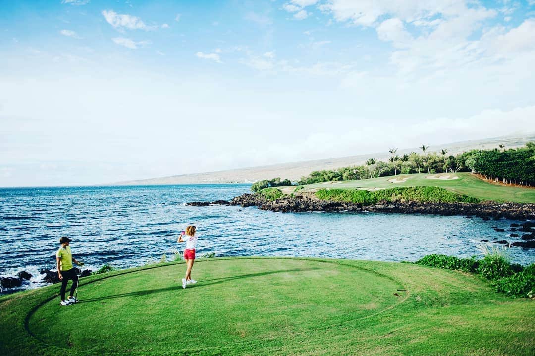 のインスタグラム：「Aloha🌺  ハワイ島の大自然の中で、ゴルフもいいですね！  もうすぐ2019年も終わりですね😊 年越しの準備はできていますか？  #ハワイ #hawaii #ハワイ島 #islandofhawaii  #コハラコースト #kohalacoast  #ゴルフ  #ゴルフ⛳️ #ハワイでゴルフ  #大自然  #オーシャンビュー  #フルスイング #リゾートゴルフ」