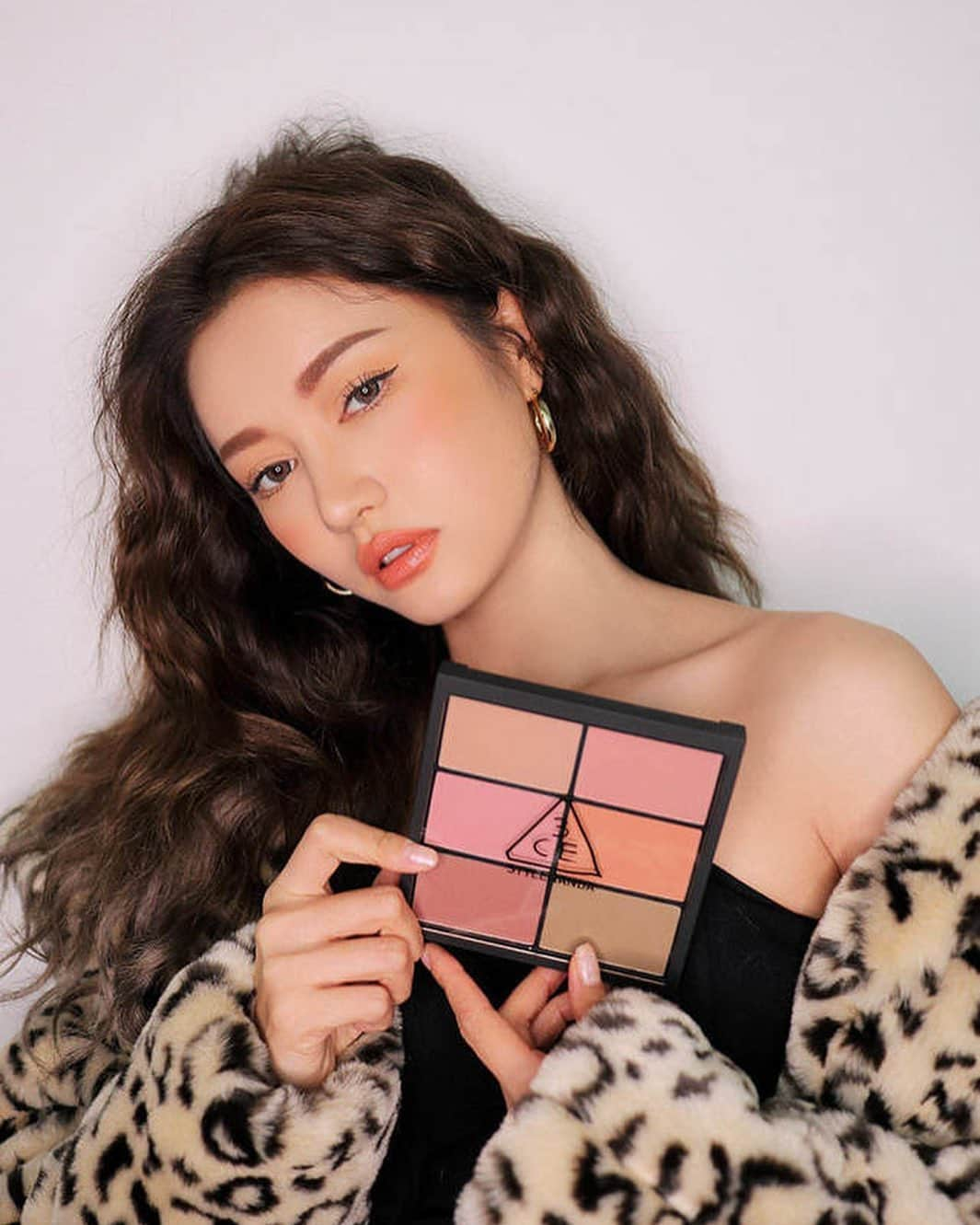 3CE Official Instagramさんのインスタグラム写真 - (3CE Official InstagramInstagram)「💕 3CE PRO MULTI BLUSH COLOR PALETTE #SOFTENER 프로의 손길이 닿은듯 고혹적인 분위기를 연출해줄 블러셔 팔레트☺️ #3CE #3CEPROMULTIBLUSHCOLORPALETTE」12月30日 20時53分 - 3ce_official