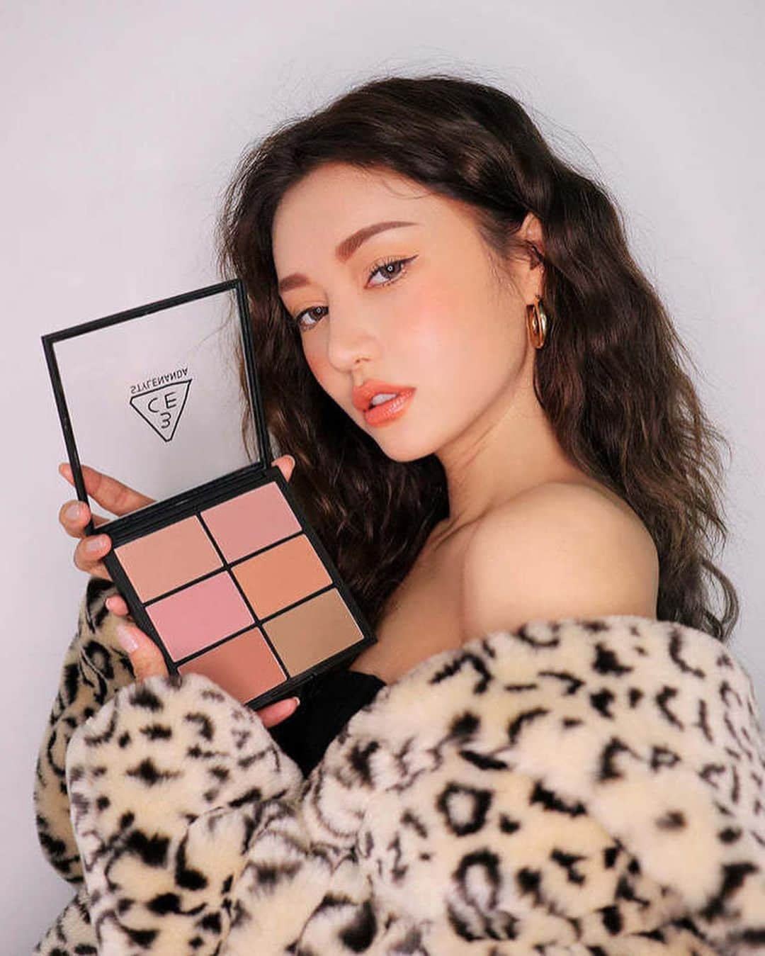 3CE Official Instagramさんのインスタグラム写真 - (3CE Official InstagramInstagram)「💕 3CE PRO MULTI BLUSH COLOR PALETTE #SOFTENER 프로의 손길이 닿은듯 고혹적인 분위기를 연출해줄 블러셔 팔레트☺️ #3CE #3CEPROMULTIBLUSHCOLORPALETTE」12月30日 20時53分 - 3ce_official