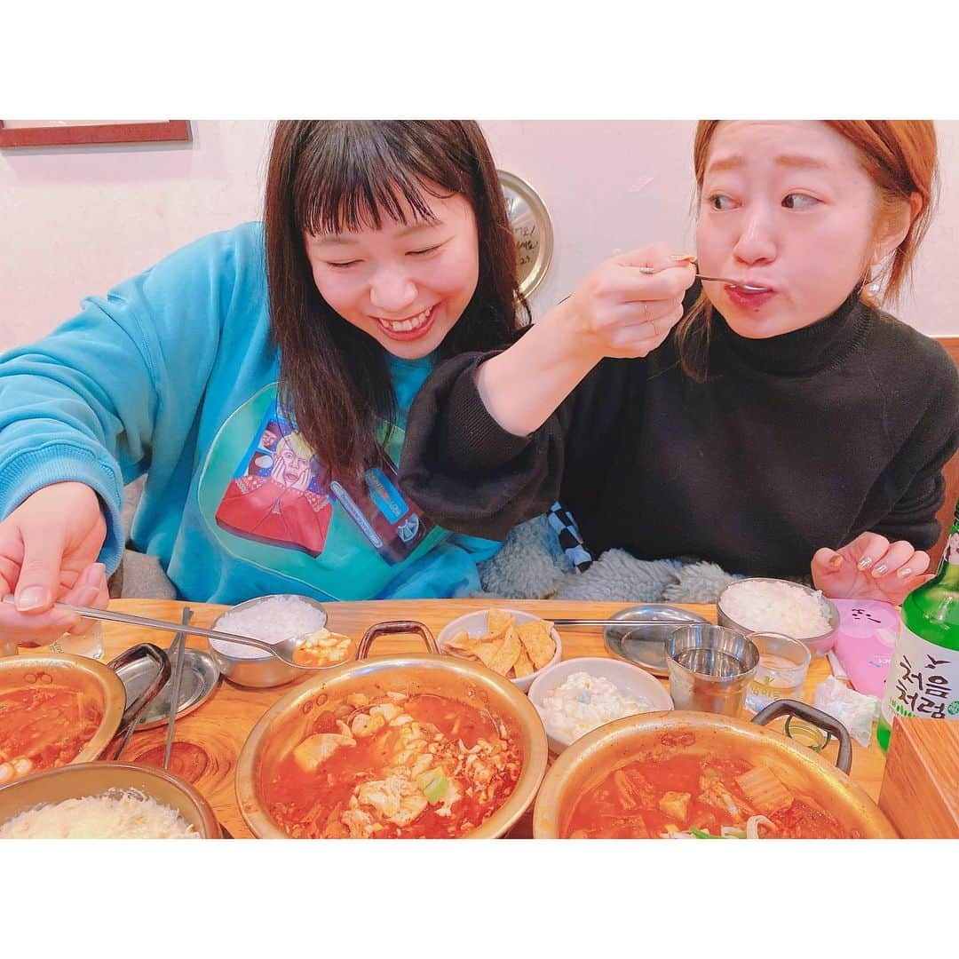 トリイクニコさんのインスタグラム写真 - (トリイクニコInstagram)「🇰🇷DAY4。 カロスキル行くならここでチゲ食べたいよね🥘 . 平日の13時くらいでちょっと並んだよ👭👭👫 . モクサルキムチチゲ×2 スンドゥブチゲ ケランチム ご飯×4 焼酎 サイダー . で　1人1000円🤑 . あーおいしかった♡ . #いつメン旅 #韓国旅行  #キムブッスンクンナムビチッ  #kunikorea」12月30日 20時54分 - toriicamera