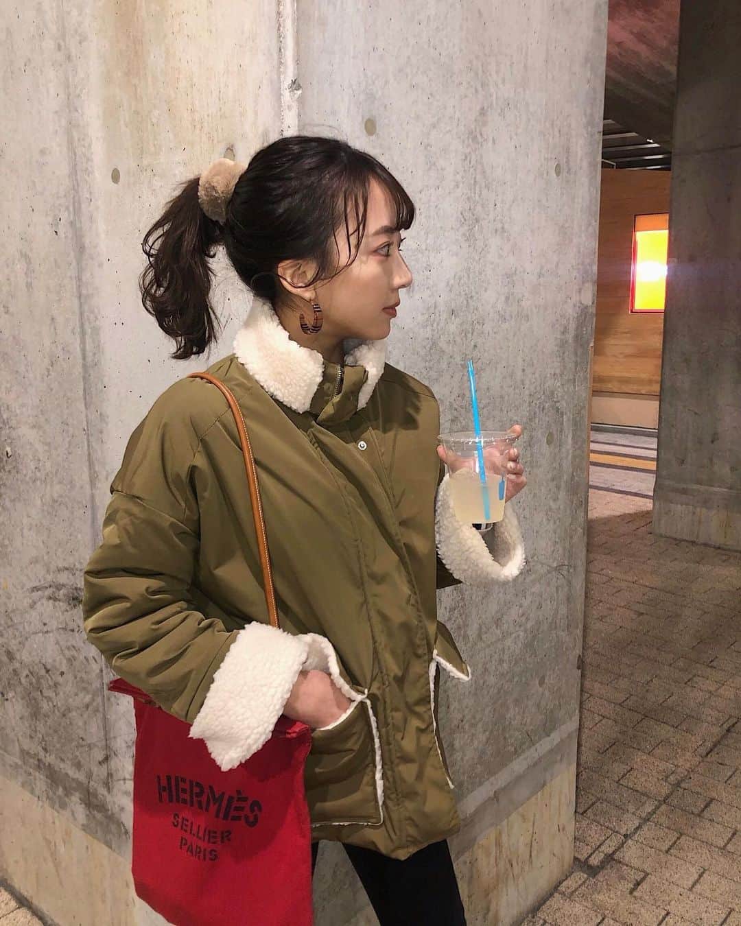 大野真昂のインスタグラム：「☺︎ ・ ボアジャケット💭 👉🏻 @beep_ss  ハイネックが可愛い、🥱💚 ・ 👱🏻‍♀️ ・ #beep #ボアジャケット #ポニーテールアレンジ」