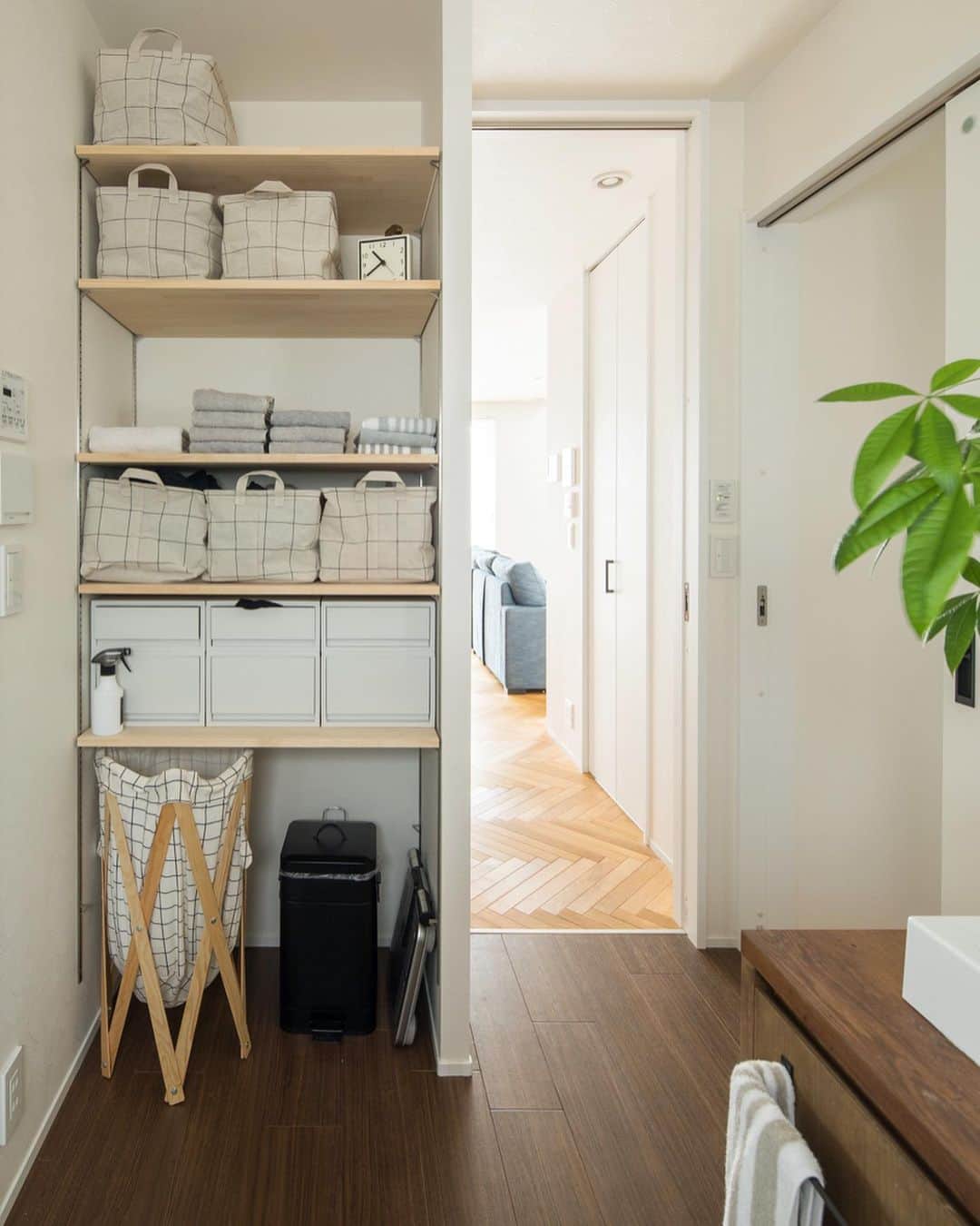 ルポハウス一級建築士事務所さんのインスタグラム写真 - (ルポハウス一級建築士事務所Instagram)「・ ・ ・ ・ 網代貼りのブルーグリーンのタイルが造作洗面台のアクセントに。 ・ 収納グッズを揃えて統一感のある洗面収納棚。 ホワイトインテリアで清潔感あふれる空間に。 ・ ・ ・ ルポハウスの施工事例をもっと見てみたい方は こちらまで☞ @reposhouse ・ #ルポハウス は#ちょっとかっこいい家 を"友人のために"という思いでつくっています。 ・ 一生に一度の#マイホーム。 「あなたにしかできない」×「ルポハウスだからできる」で、私たちだけの#家づくり を思いっきり楽しんでみませんか？！ ・ ・ ・ #家 #インテリア #住宅 #注文住宅  #新築一戸建て #シンプルな暮らし #デザイナーズ住宅 #一級建築士事務所 #設計事務所 #instahouse  #滋賀 #大津 #草津 #栗東#造作洗面台 #平田タイル #オールブランセ#網代貼り #ヘリンボーン床 #インテリアグリーンのある暮らし」12月30日 20時58分 - reposhouse