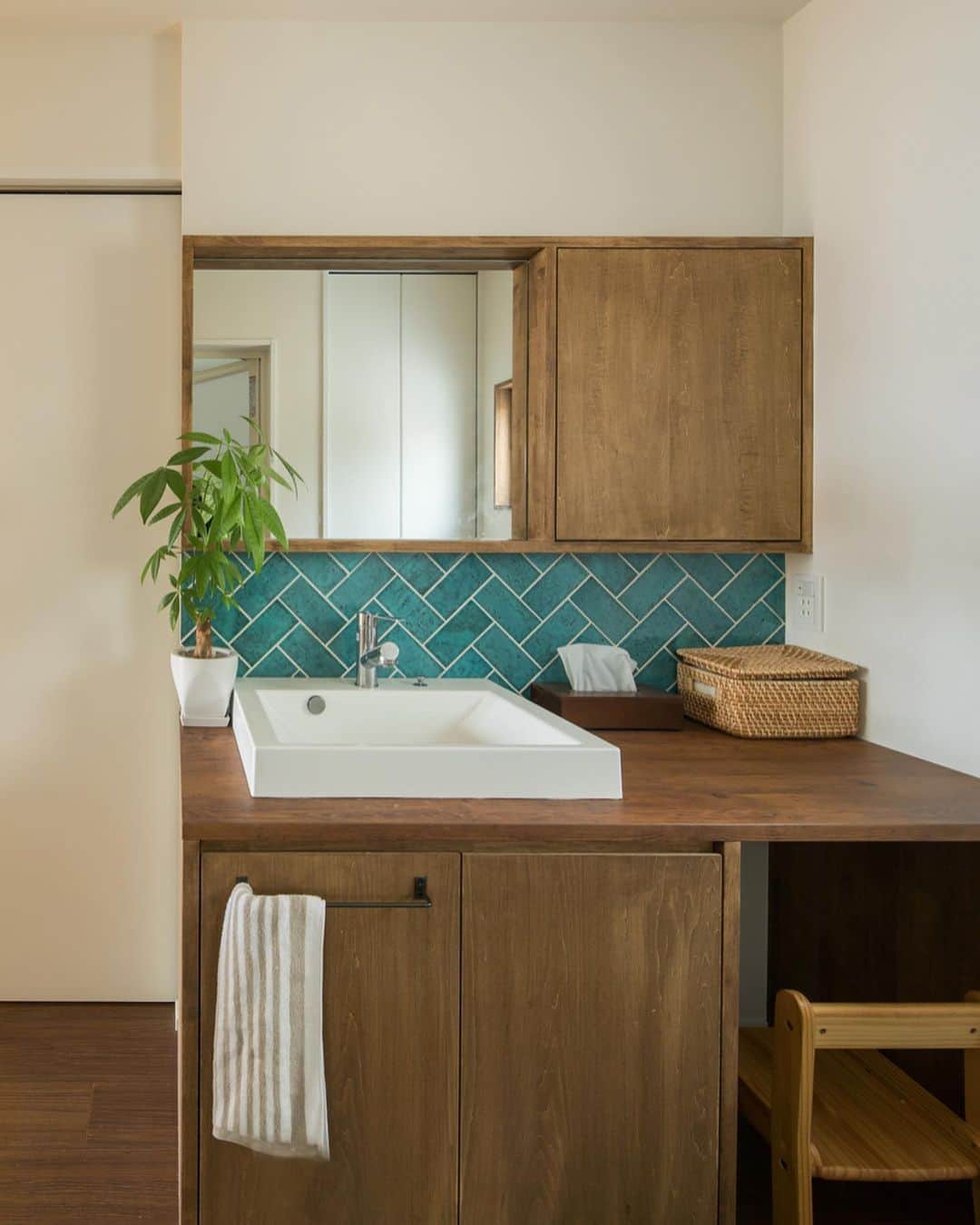ルポハウス一級建築士事務所さんのインスタグラム写真 - (ルポハウス一級建築士事務所Instagram)「・ ・ ・ ・ 網代貼りのブルーグリーンのタイルが造作洗面台のアクセントに。 ・ 収納グッズを揃えて統一感のある洗面収納棚。 ホワイトインテリアで清潔感あふれる空間に。 ・ ・ ・ ルポハウスの施工事例をもっと見てみたい方は こちらまで☞ @reposhouse ・ #ルポハウス は#ちょっとかっこいい家 を"友人のために"という思いでつくっています。 ・ 一生に一度の#マイホーム。 「あなたにしかできない」×「ルポハウスだからできる」で、私たちだけの#家づくり を思いっきり楽しんでみませんか？！ ・ ・ ・ #家 #インテリア #住宅 #注文住宅  #新築一戸建て #シンプルな暮らし #デザイナーズ住宅 #一級建築士事務所 #設計事務所 #instahouse  #滋賀 #大津 #草津 #栗東#造作洗面台 #平田タイル #オールブランセ#網代貼り #ヘリンボーン床 #インテリアグリーンのある暮らし」12月30日 20時58分 - reposhouse